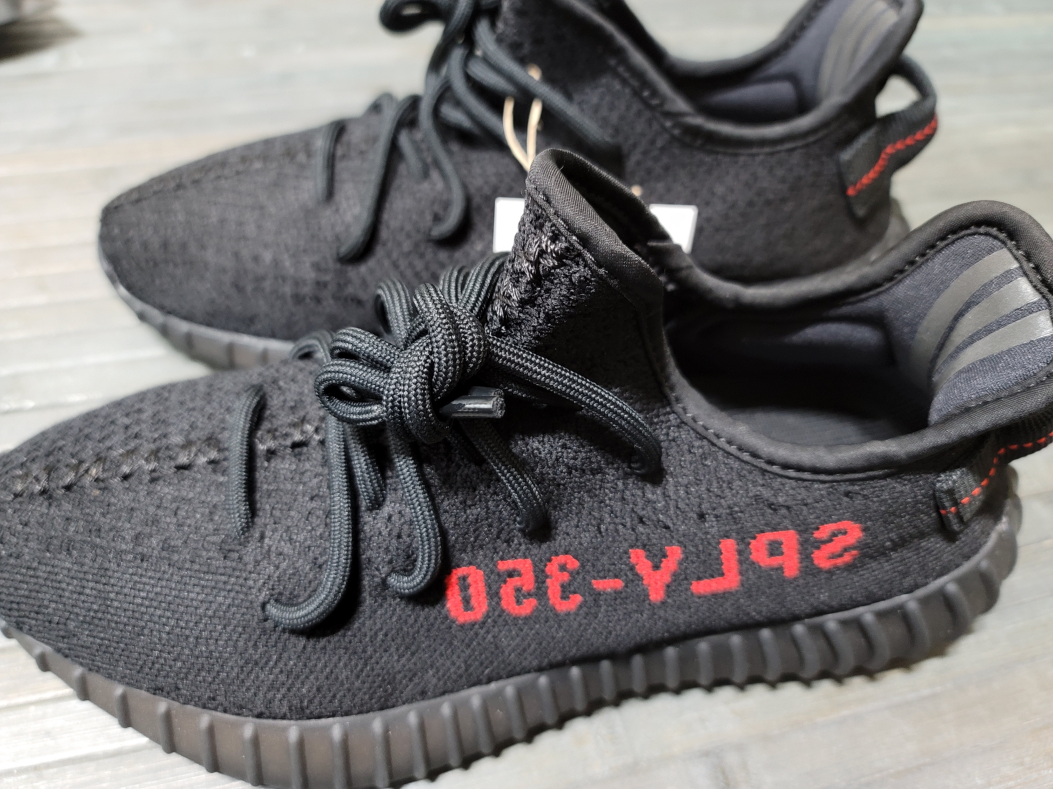Adidas Yeezy Boost 350 V2 Black Red 2020 착용 스타일 - 5