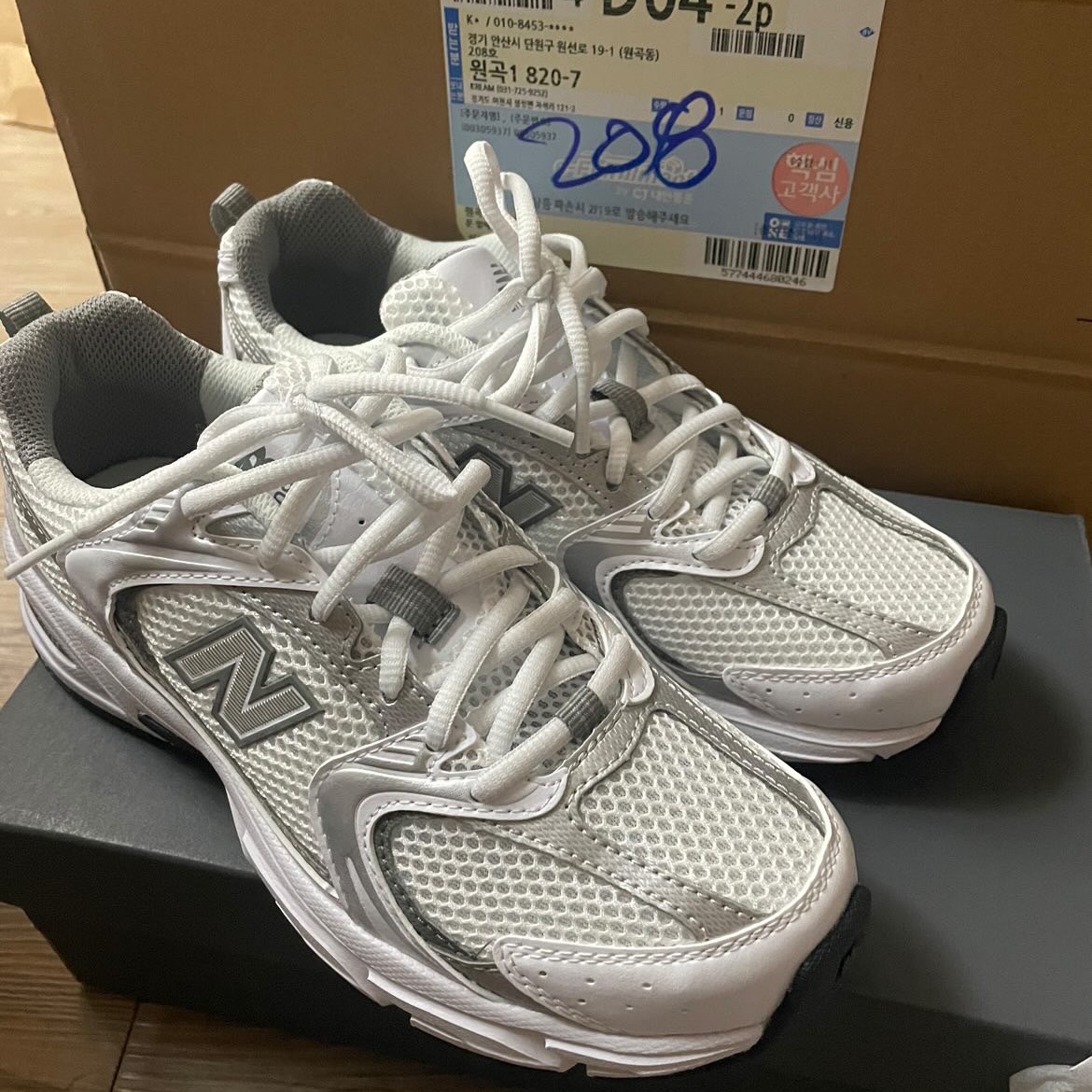 New Balance 530 White Silver 착용 스타일