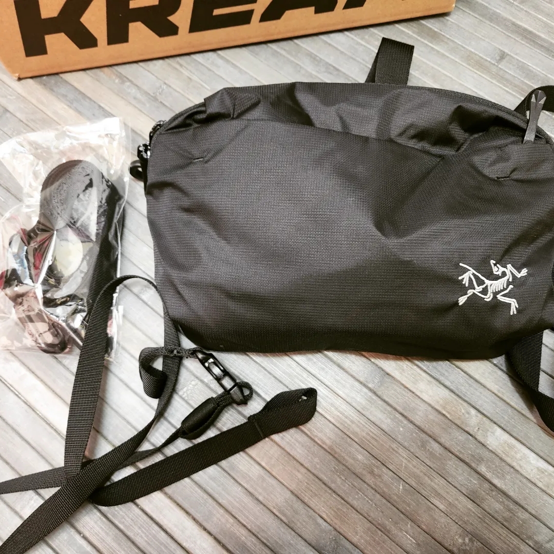 Arc'teryx Heliad 6 Crossbody Bag Black 착용 스타일 - 1