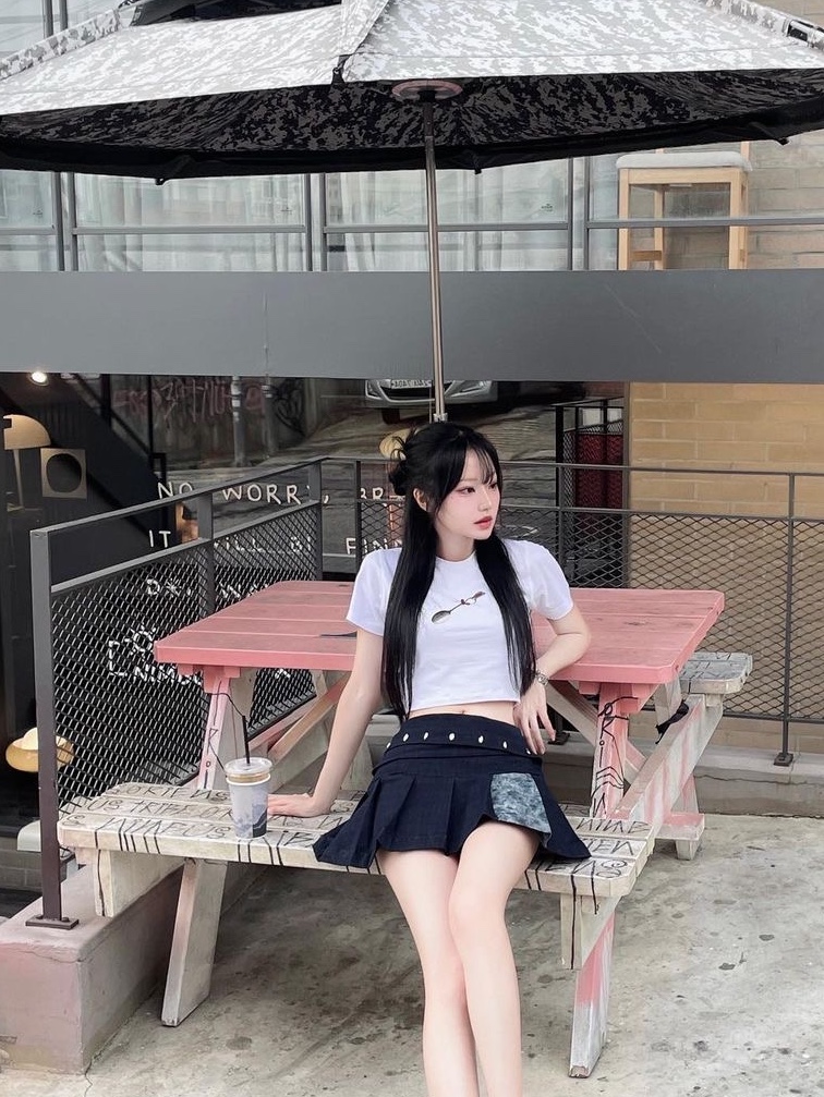 Darling You're Bad Women Stone Denim Pleats Skirt Blue, Darling You're Bad Women Come And Spoon Me Tee White 착용 스타일 - 2