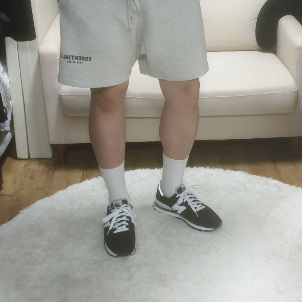 New Balance 990v1 Made in USA Black, Essentials The Core Collection Sweatshorts Light Oatmeal 착용 스타일 - 3