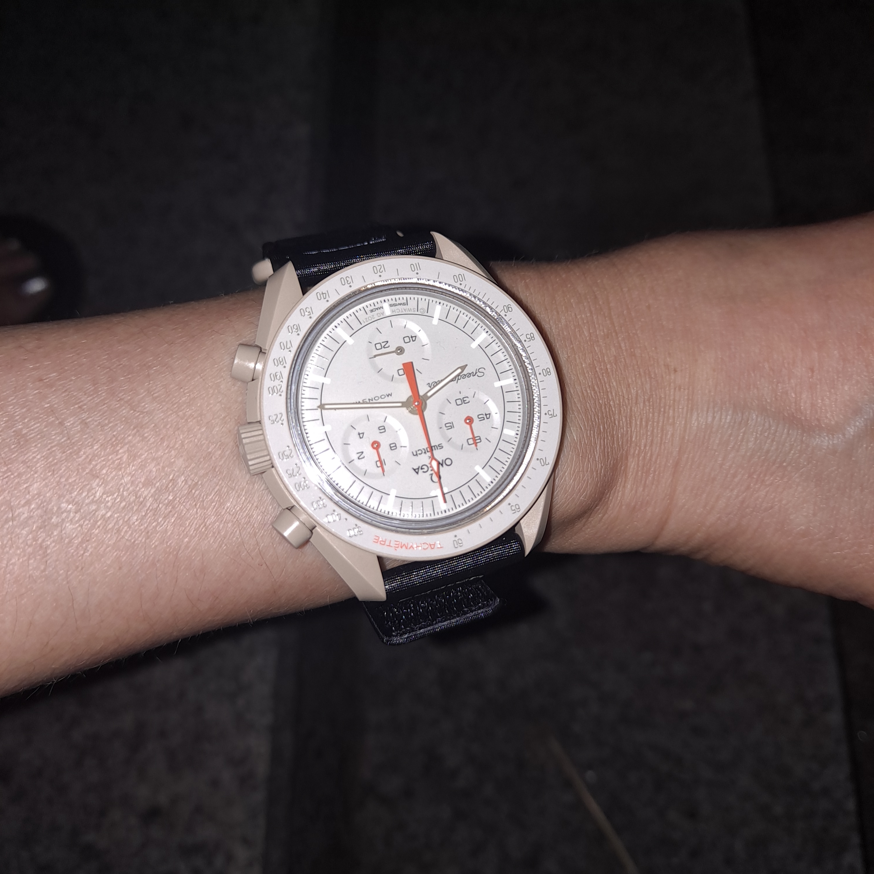 Swatch x Omega Bioceramic MoonSwatch Mission To Jupiter 착용 스타일