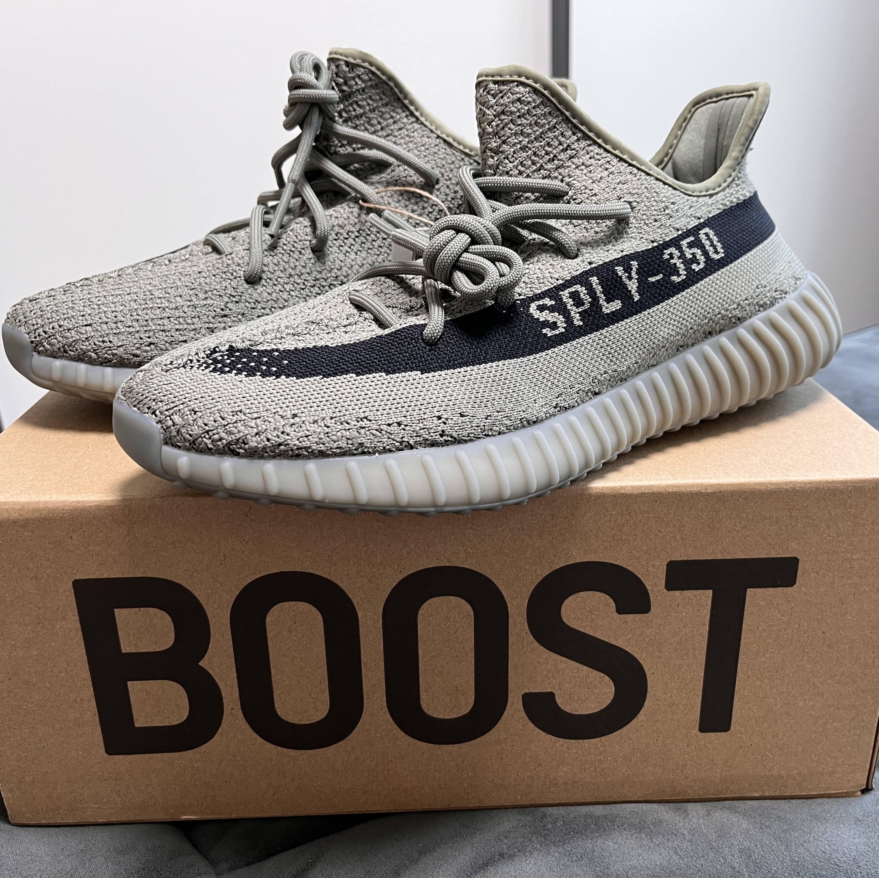 Adidas Yeezy Boost 350 V2 Granite Core Black 착용 스타일 - 1