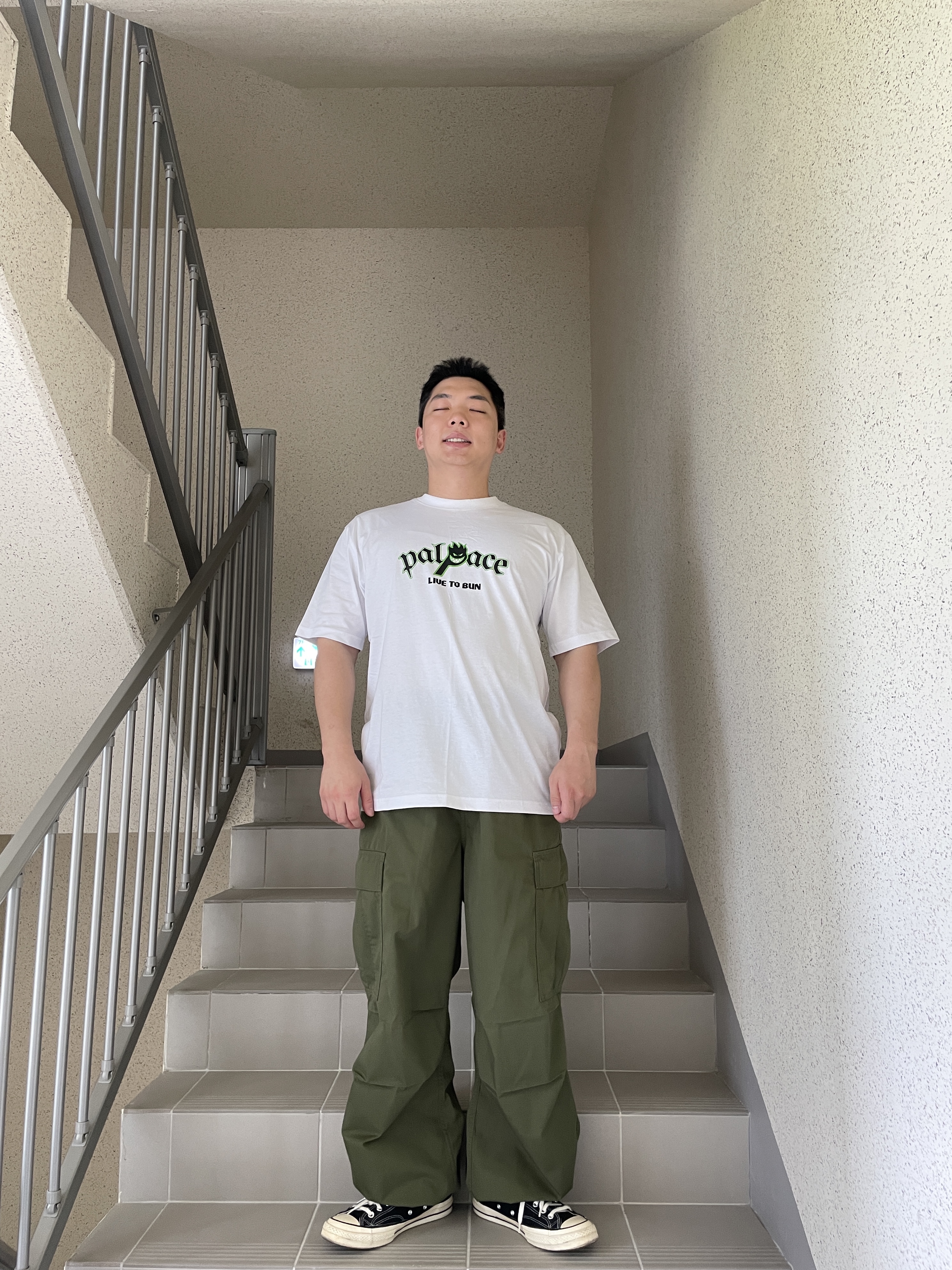 Palace Spitfire P-Head T-Shirt White - 23SS, Converse Chuck 70 Ox Black - Standard 착용 스타일 - 1
