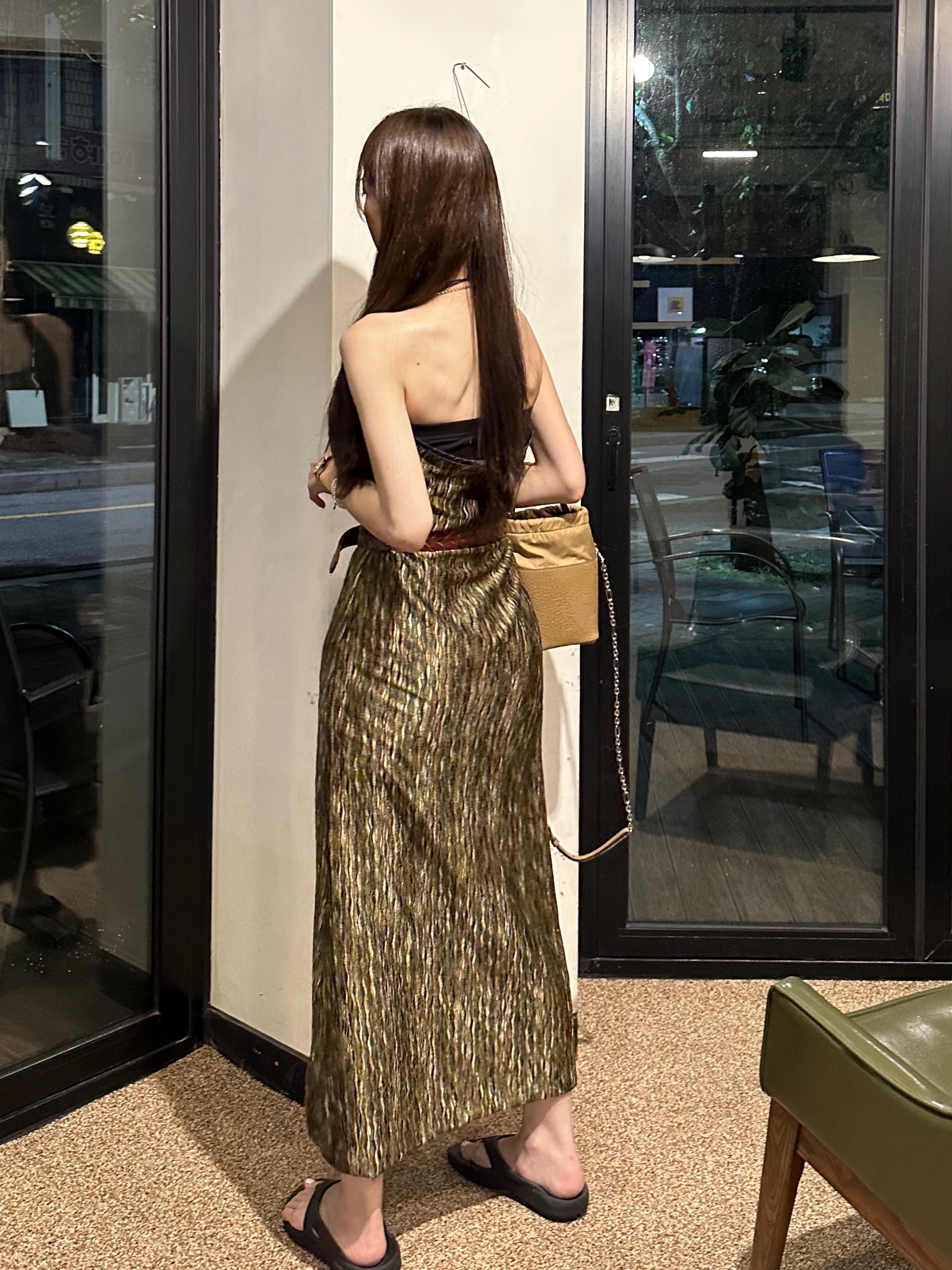 Jacquemus Le Collier Chiquito Charm Chain Necklace Light Gold, Maison Margiela 5AC Small Bucket Bag Camel 착용 스타일 - 3
