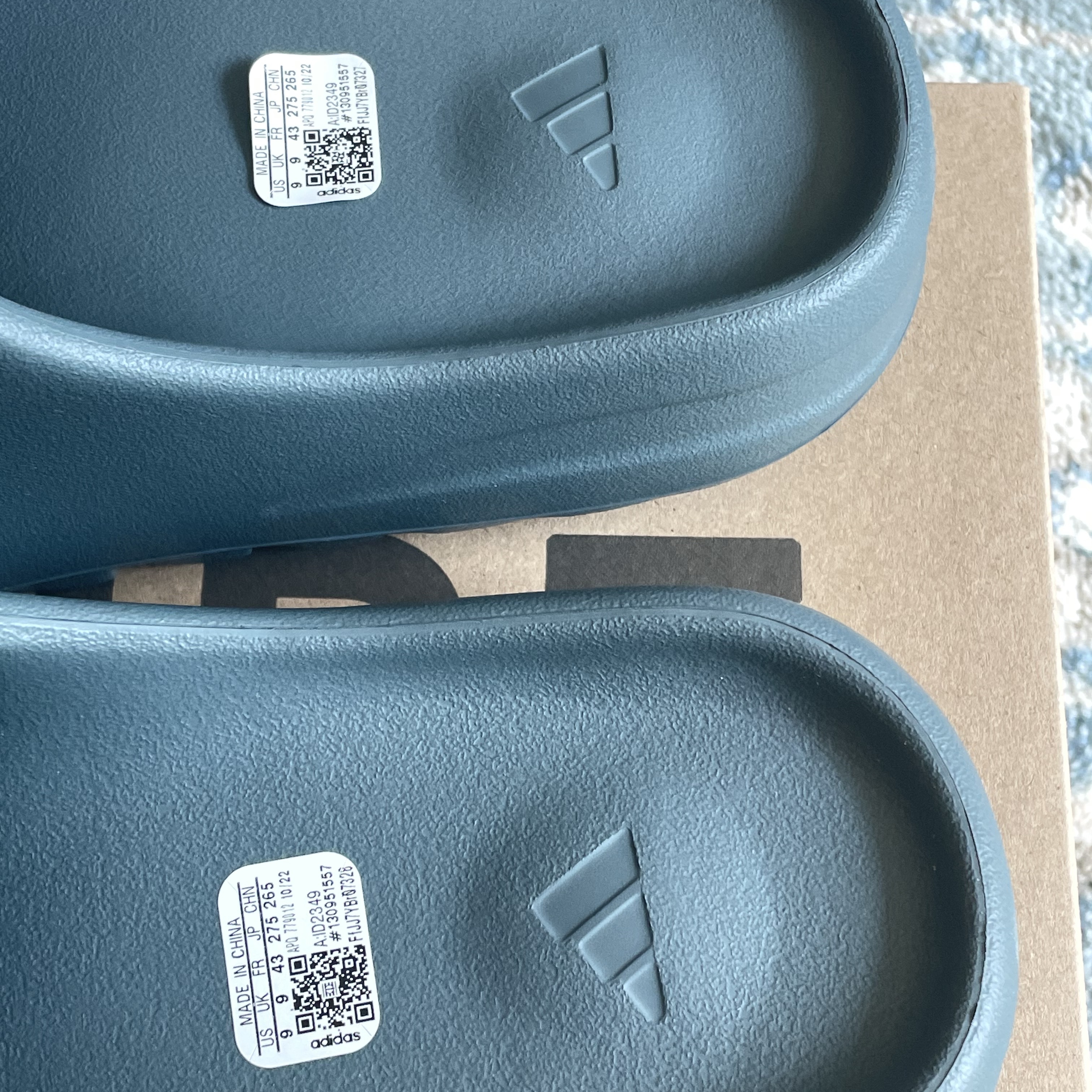 Adidas Yeezy Slide Slate Marine 착용 스타일 - 3