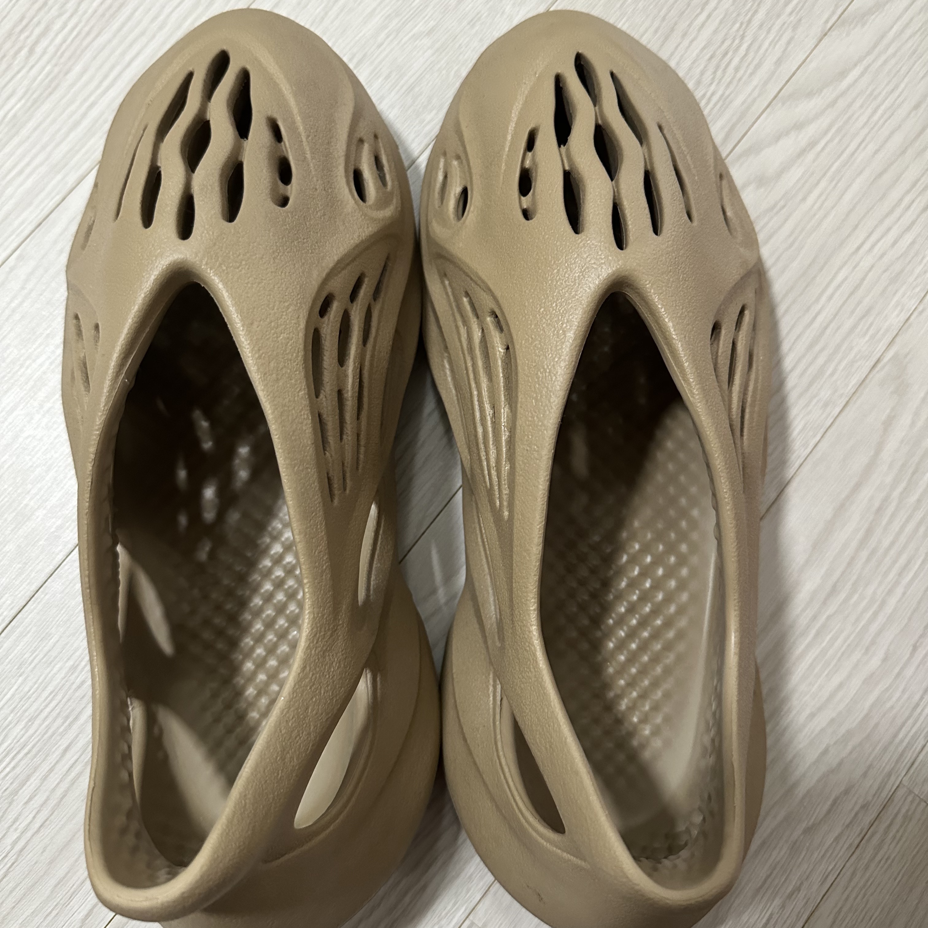 Adidas Yeezy Foam RNNR Clay Taupe 착용 스타일