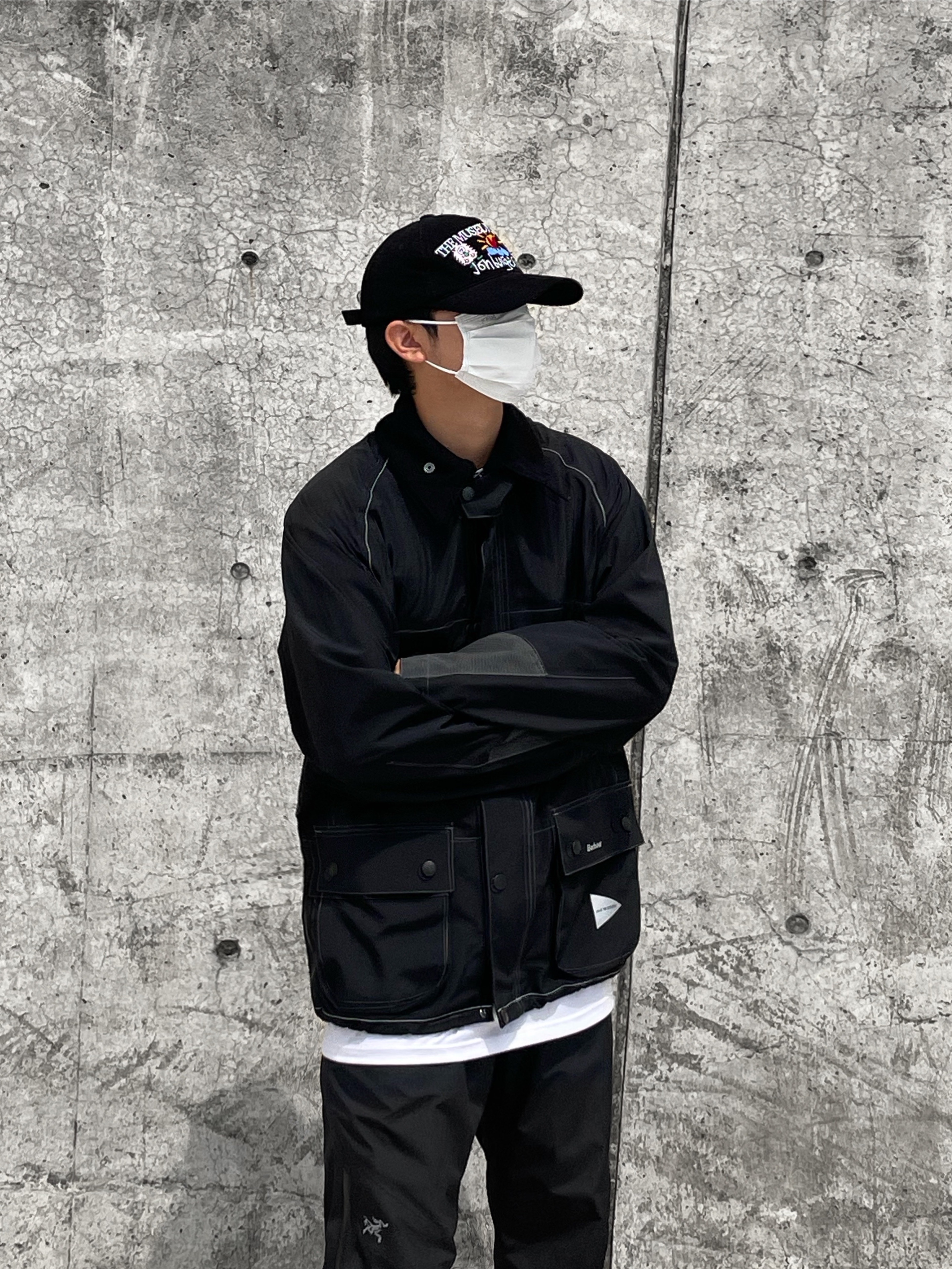 Barbour x And Wander 3L Jacket Black, The Museum Visitor x Jon Burgerman Pinky Winky & Charlie Ball Cap Black 착용 스타일 - 1