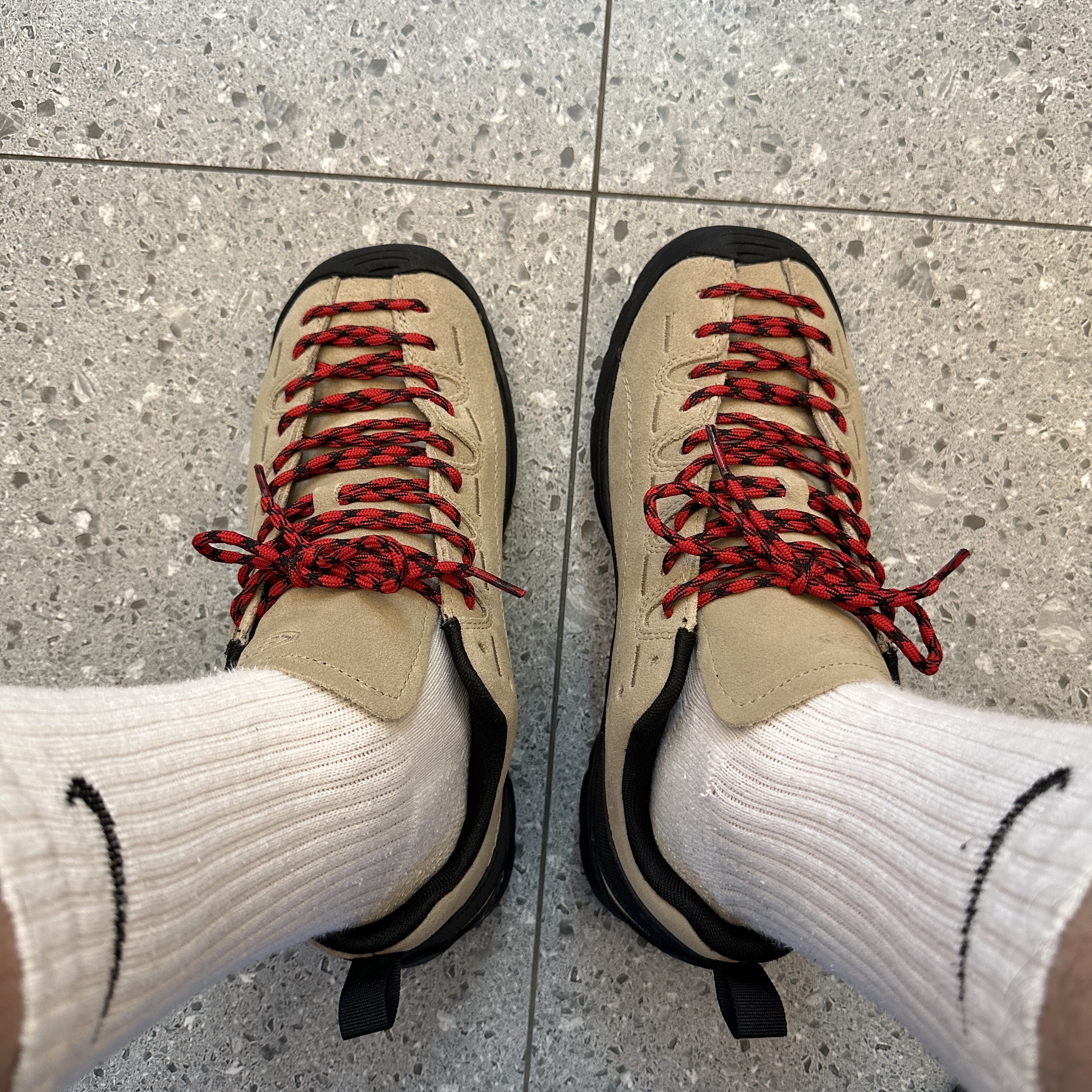 Keen Jasper Suede Sneakers Silver Mink 착용 스타일 - 2