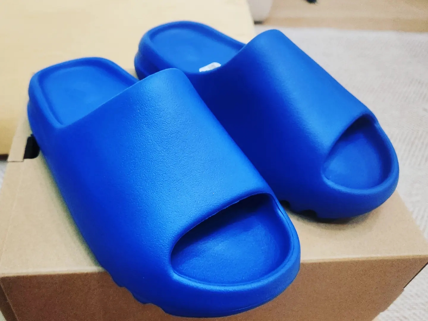 Adidas Yeezy Slide Azure 착용 스타일 - 1