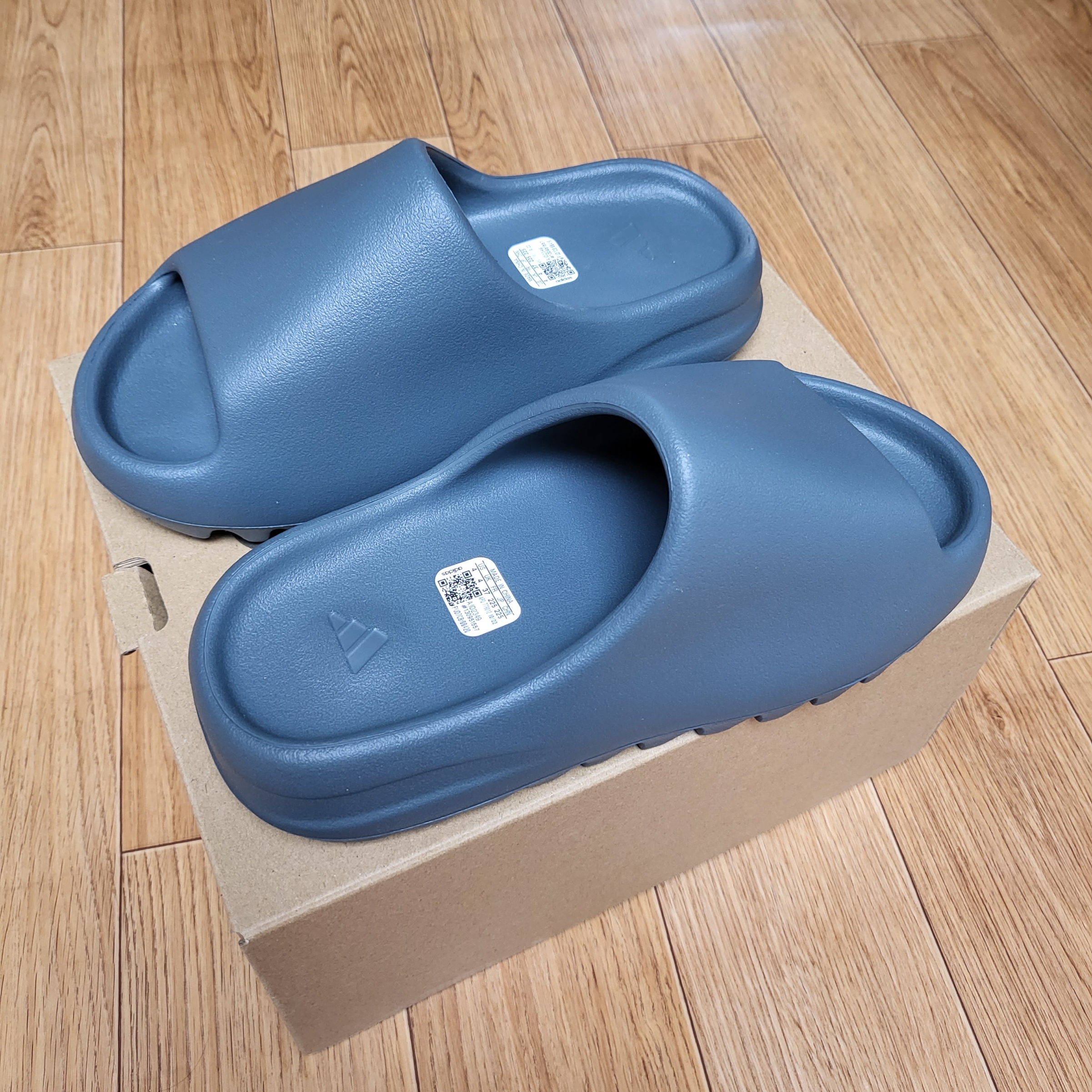 Adidas Yeezy Slide Slate Marine 착용 스타일 - 2