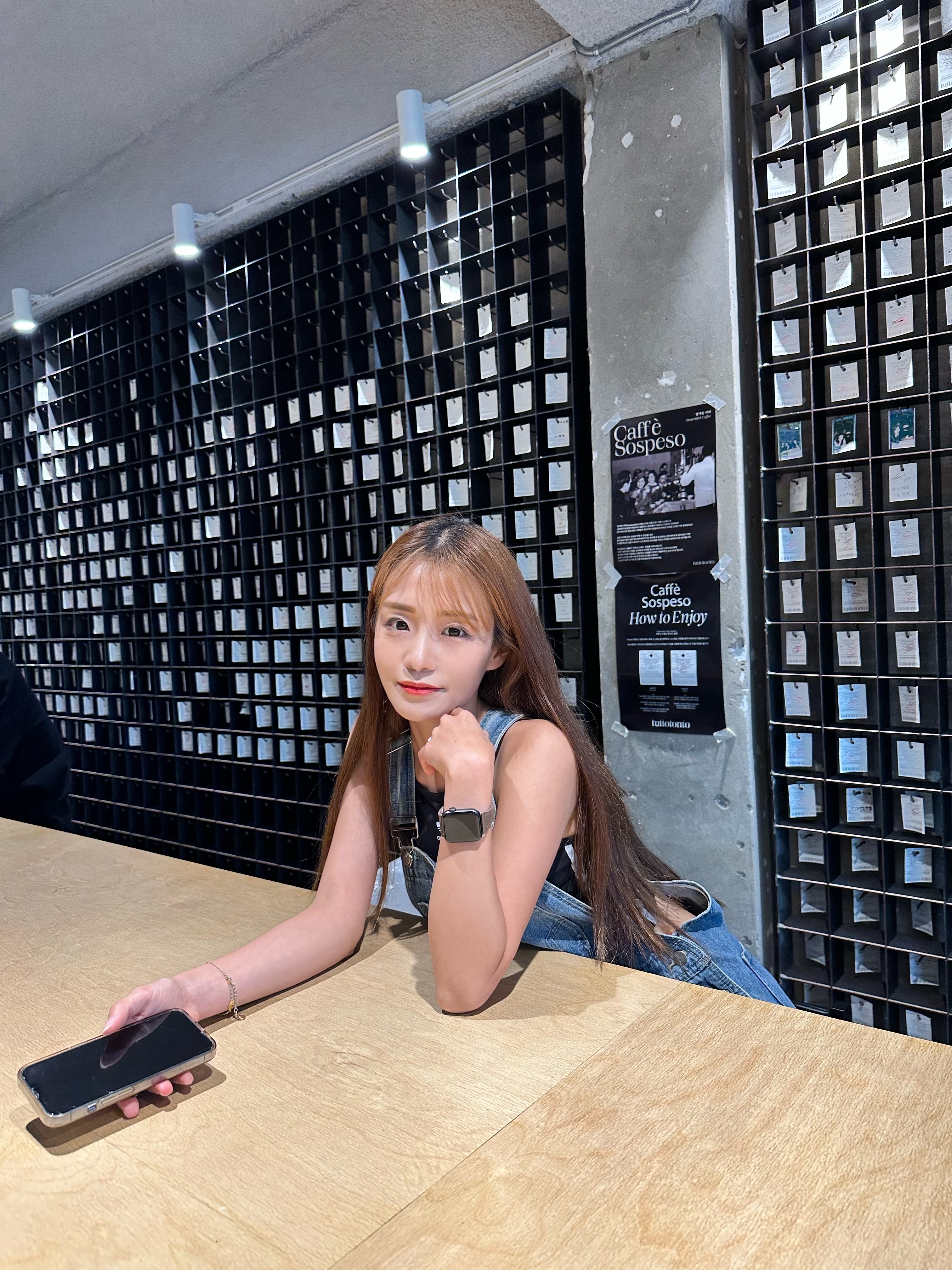 Adidas Yeezy Foam RNNR Carbon, Apple Watch SE 40mm GPS Space Gray Aluminum Case with Sport Band Midnight (Korean Ver.) 착용 스타일 - 2