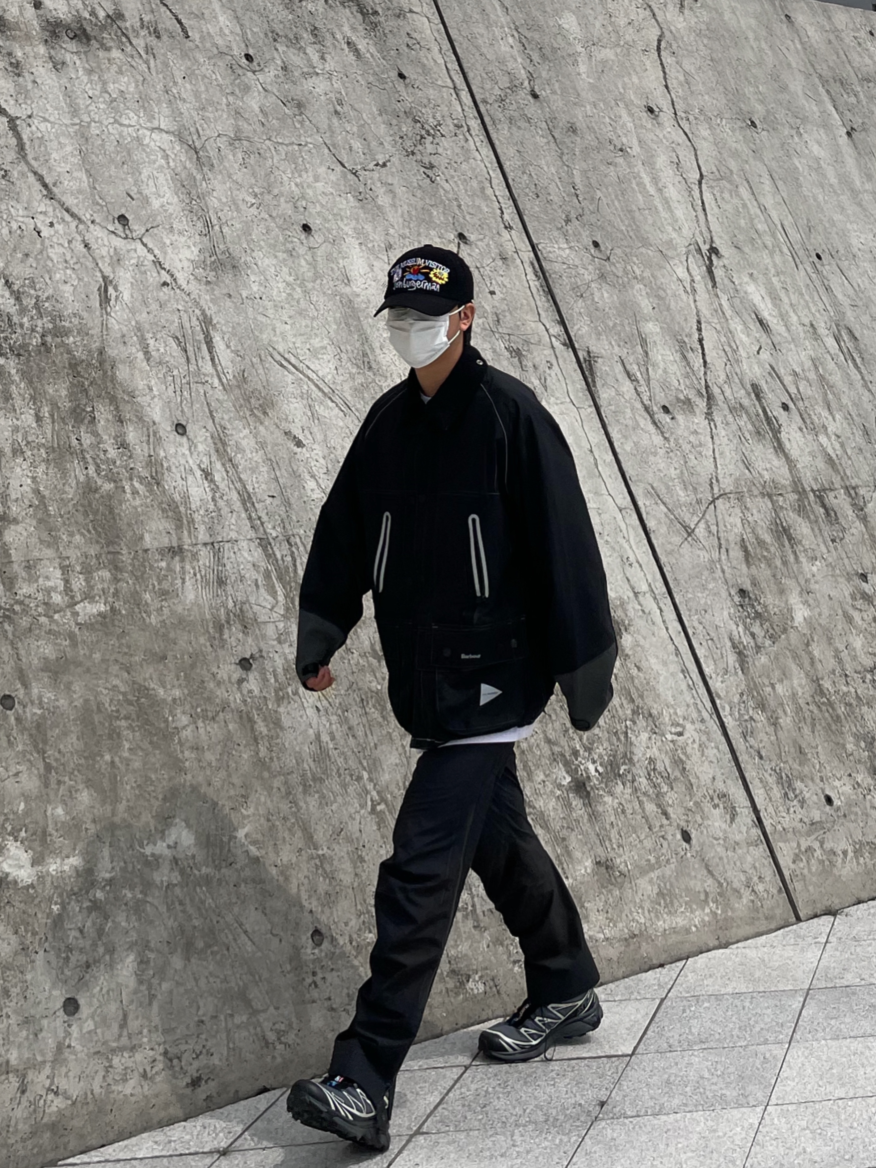 Barbour x And Wander 3L Jacket Black, The Museum Visitor x Jon Burgerman Pinky Winky & Charlie Ball Cap Black 착용 스타일 - 2