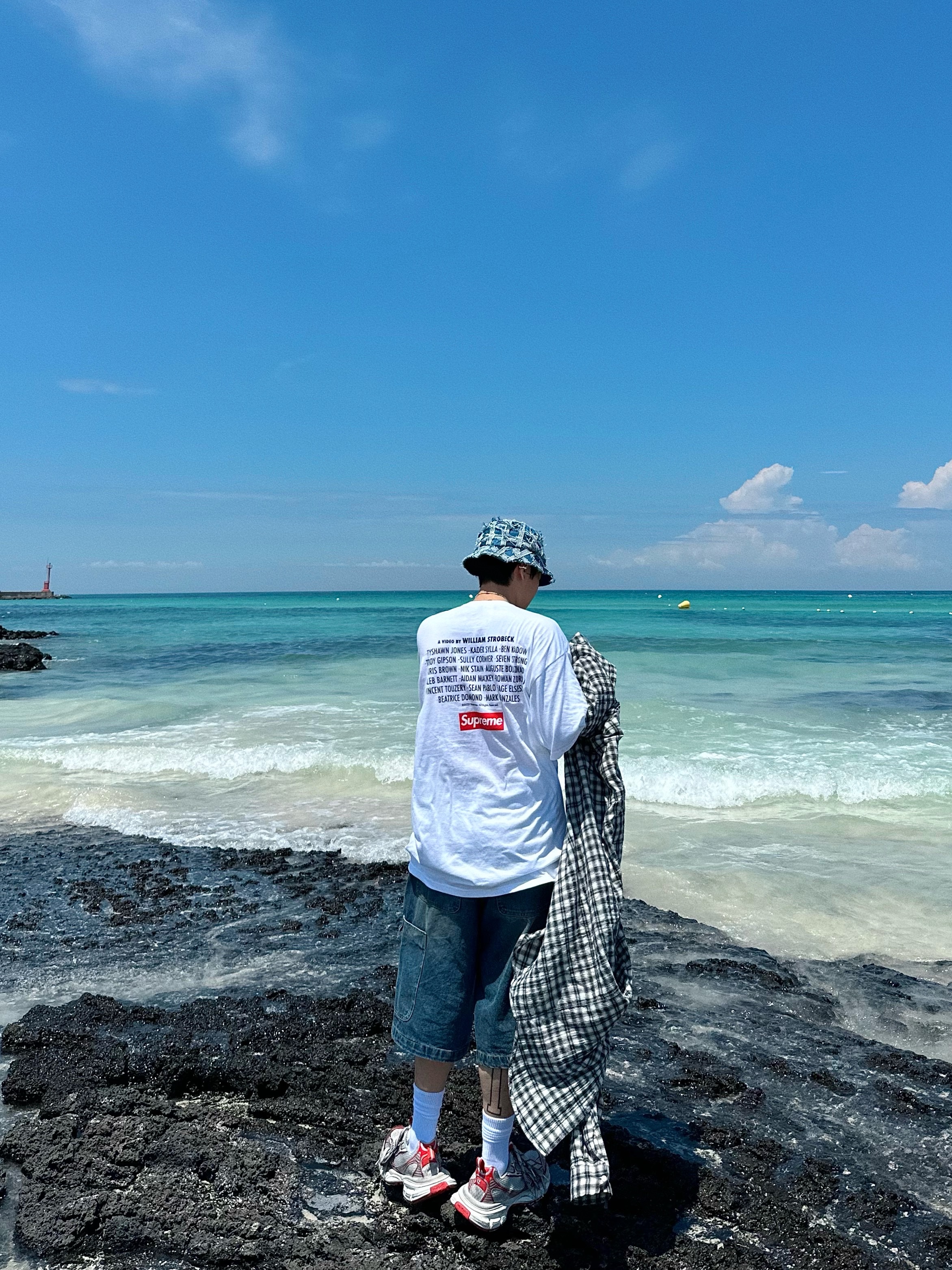 Supreme Play Dead T-Shirt White - 22FW, Supreme Frayed Patchwork Denim Crusher Washed Blue - 23SS 착용 스타일 - 3