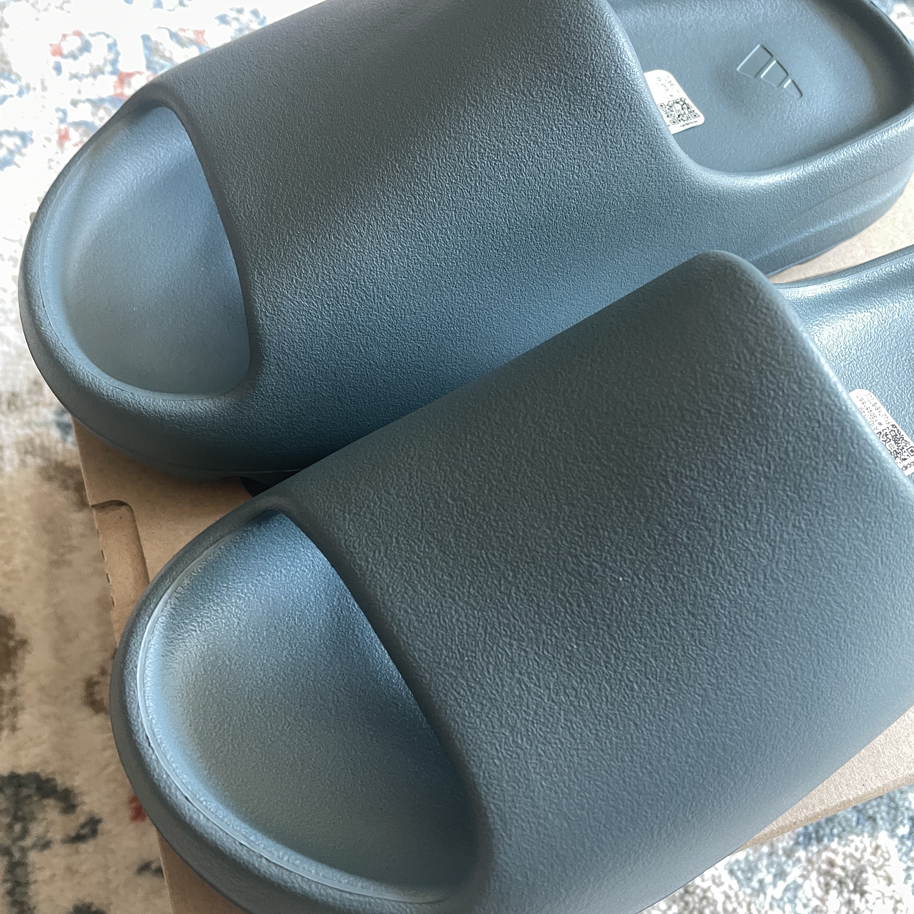 Adidas Yeezy Slide Slate Marine 착용 스타일 - 2