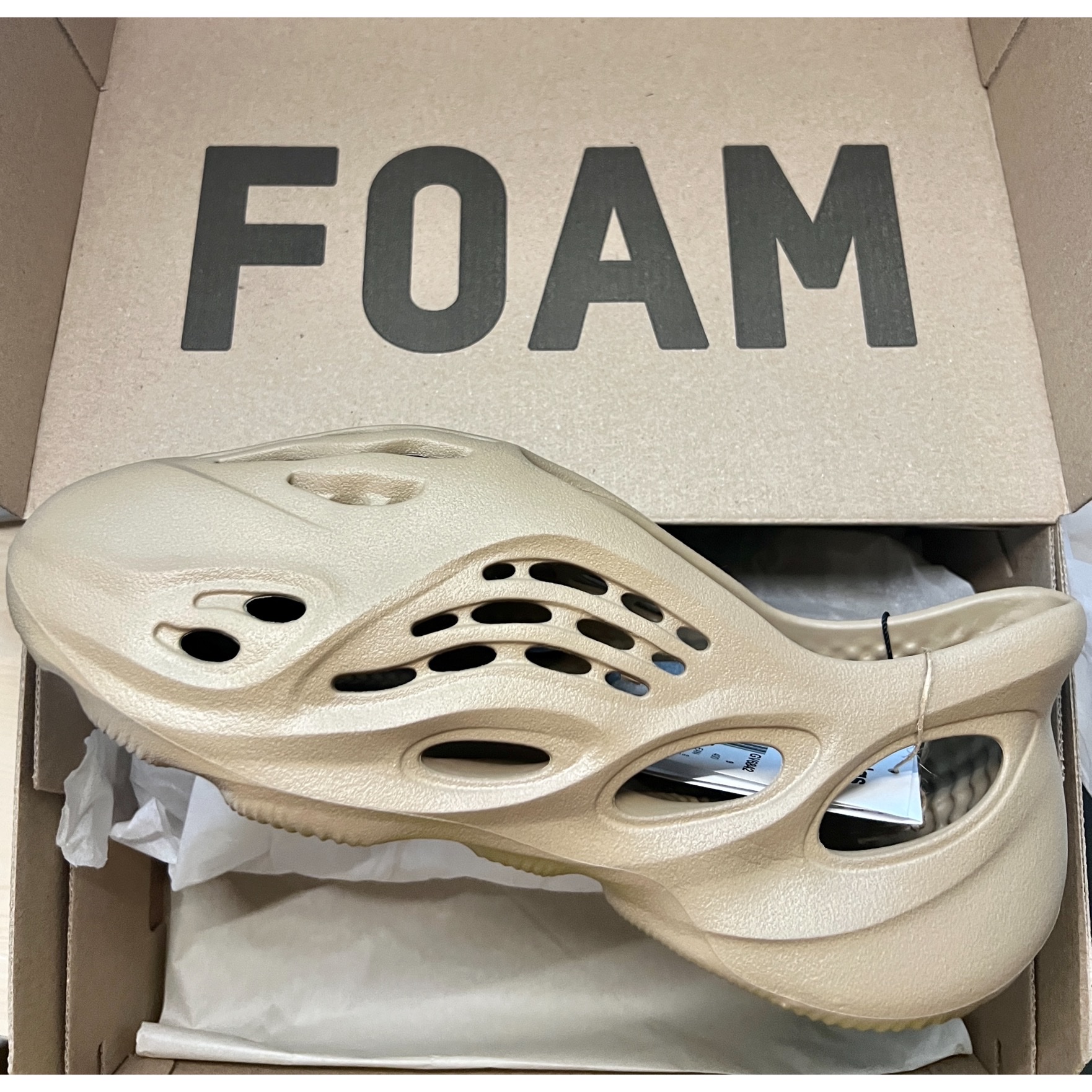Adidas Yeezy Foam RNNR Clay Taupe 착용 스타일 - 1