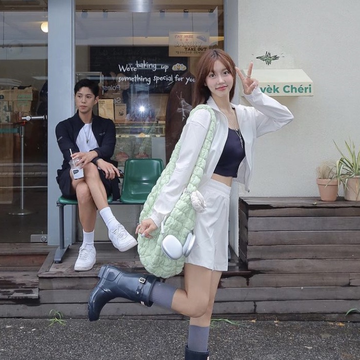 COS Quilted Nano Bag Beige, Apple AirPods Max Lightning Silver (Korean Ver.) 착용 스타일