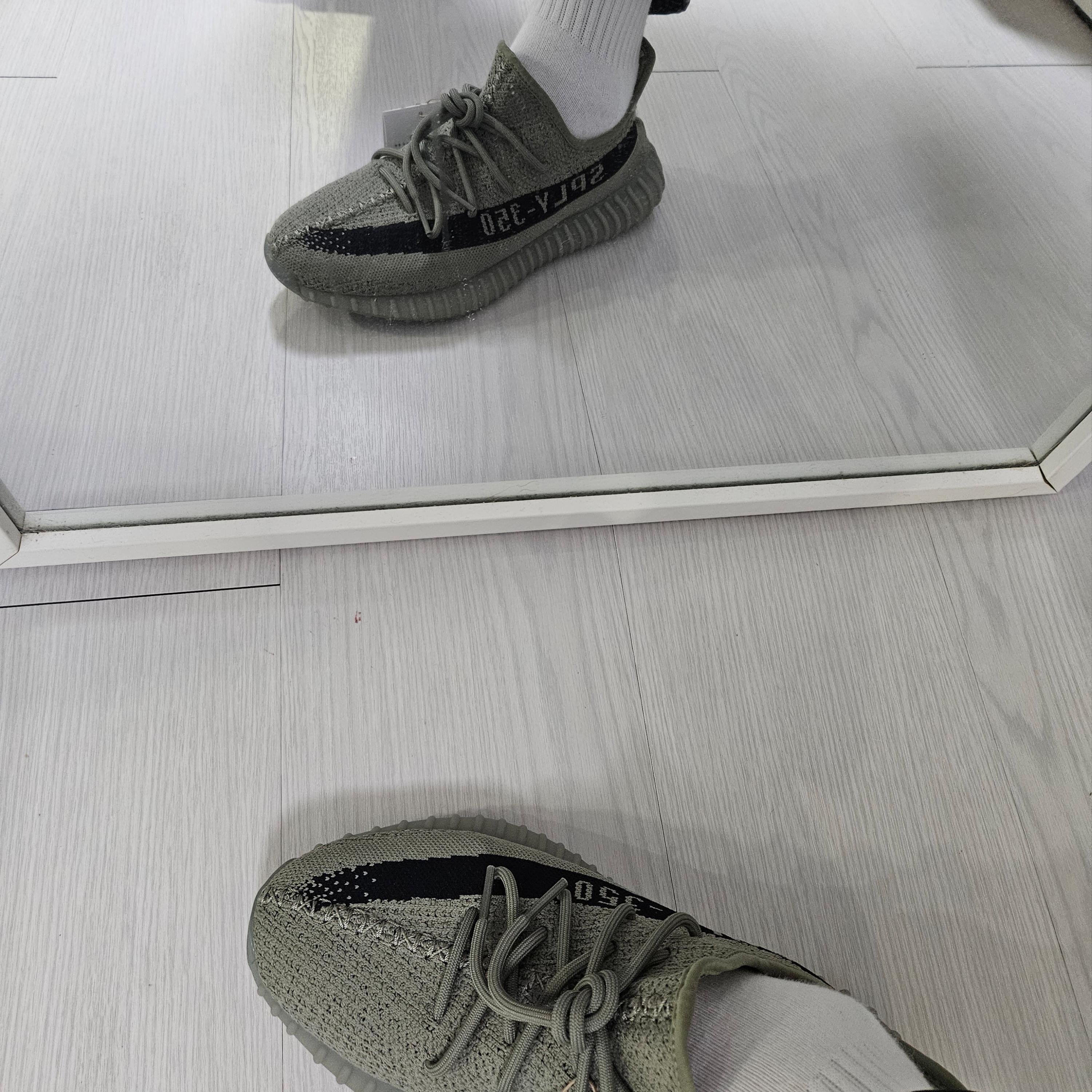 Adidas Yeezy Boost 350 V2 Granite Core Black 착용 스타일 - 1