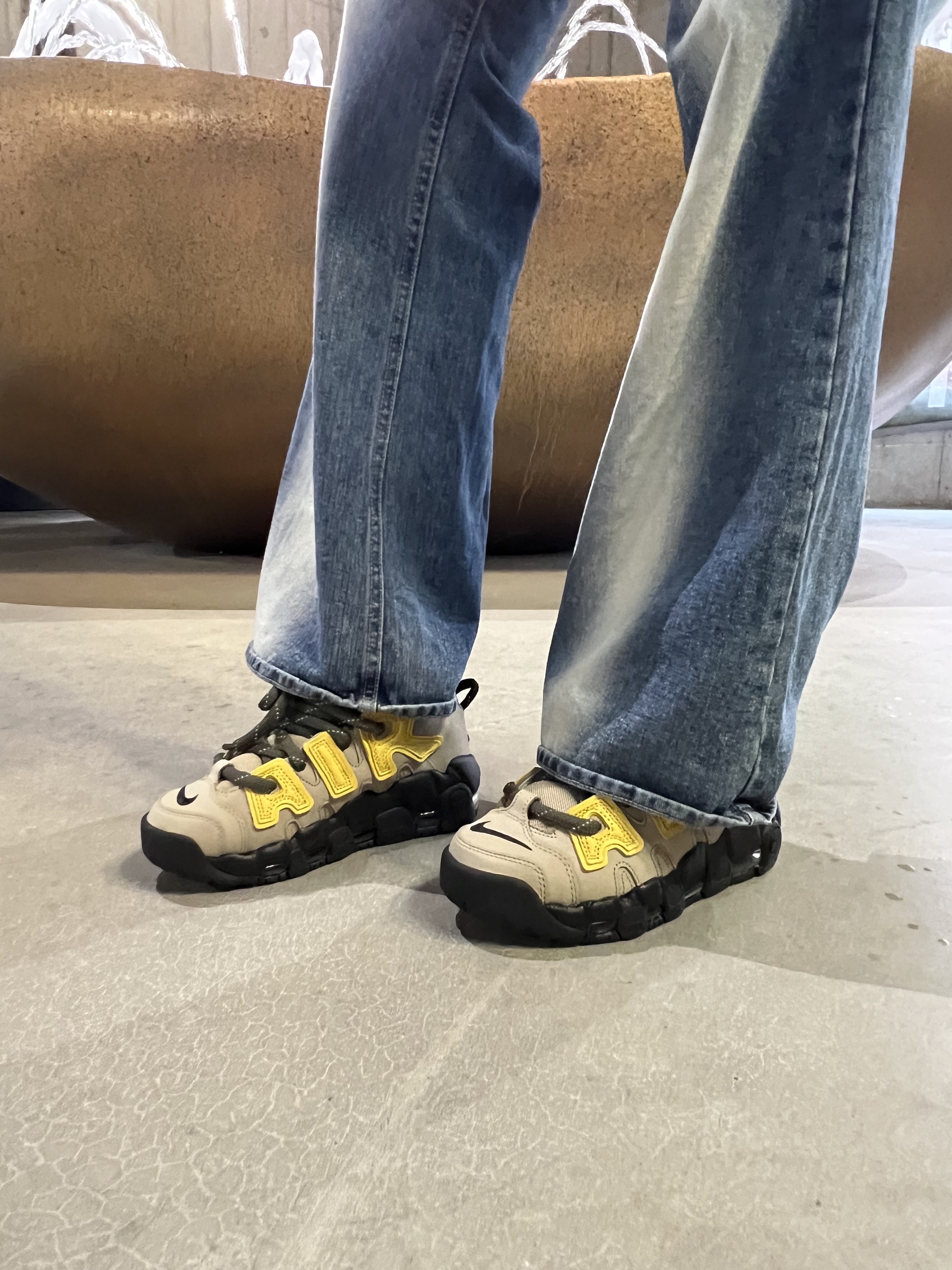 Nike x Ambush Air More Uptempo Low Vivid Sulfur and Limestone, Telfar x Melissa Small Jelly Shopping Bag Clear 착용 스타일 - 4