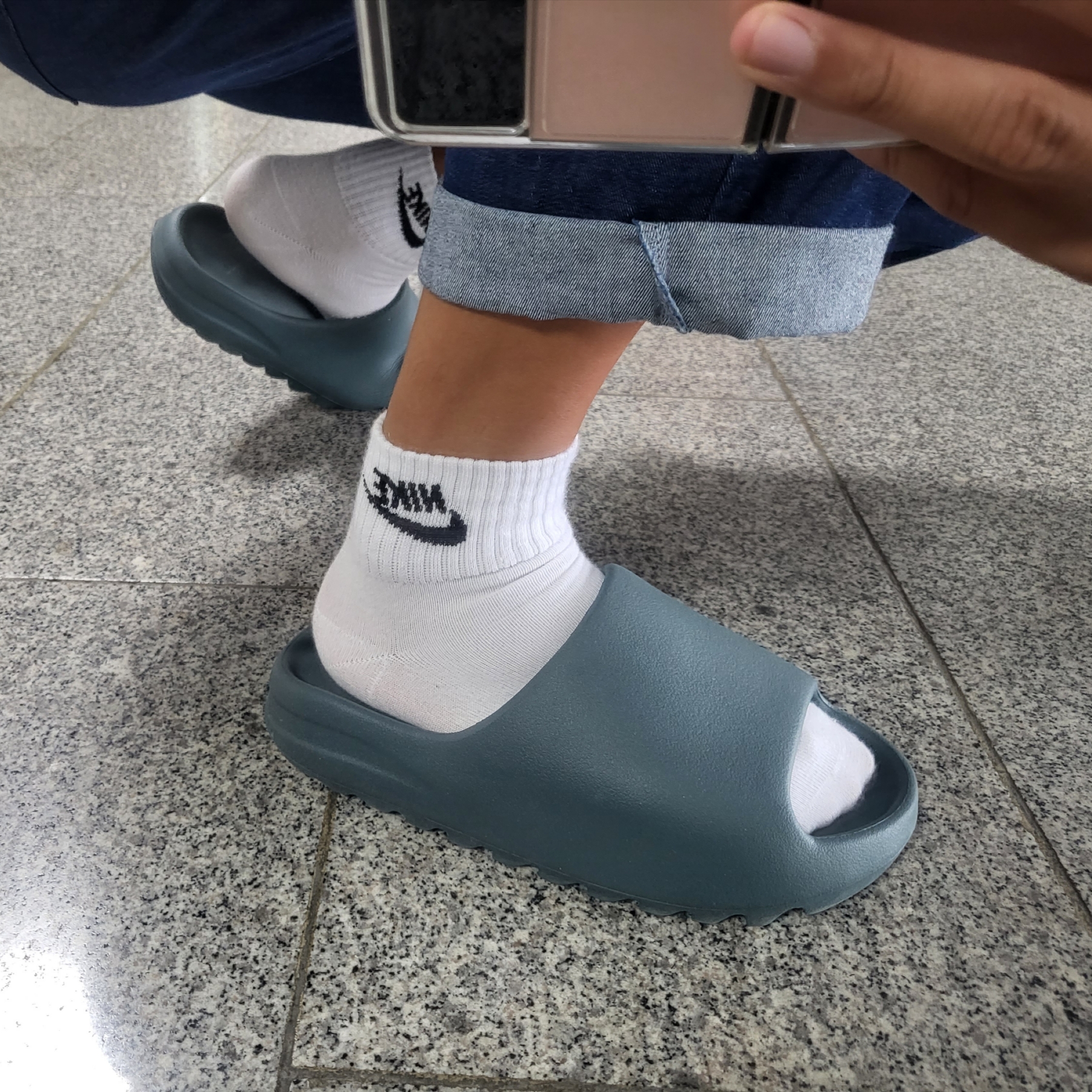 Adidas Yeezy Slide Slate Marine 착용 스타일 - 1