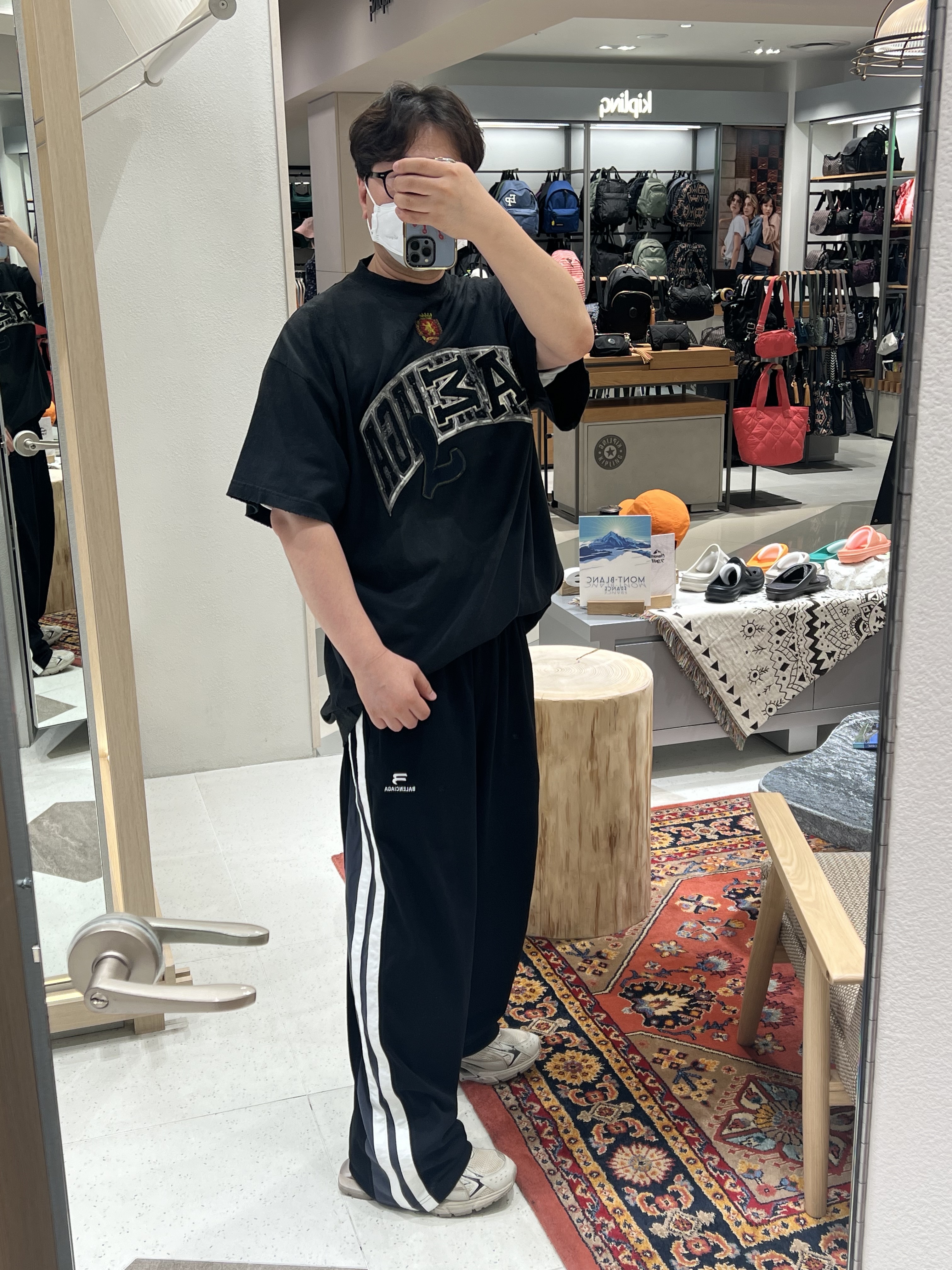 Balenciaga Sporty B Track Pants Black, Balenciaga Skater T-Shirt Oversized Black Faded 착용 스타일