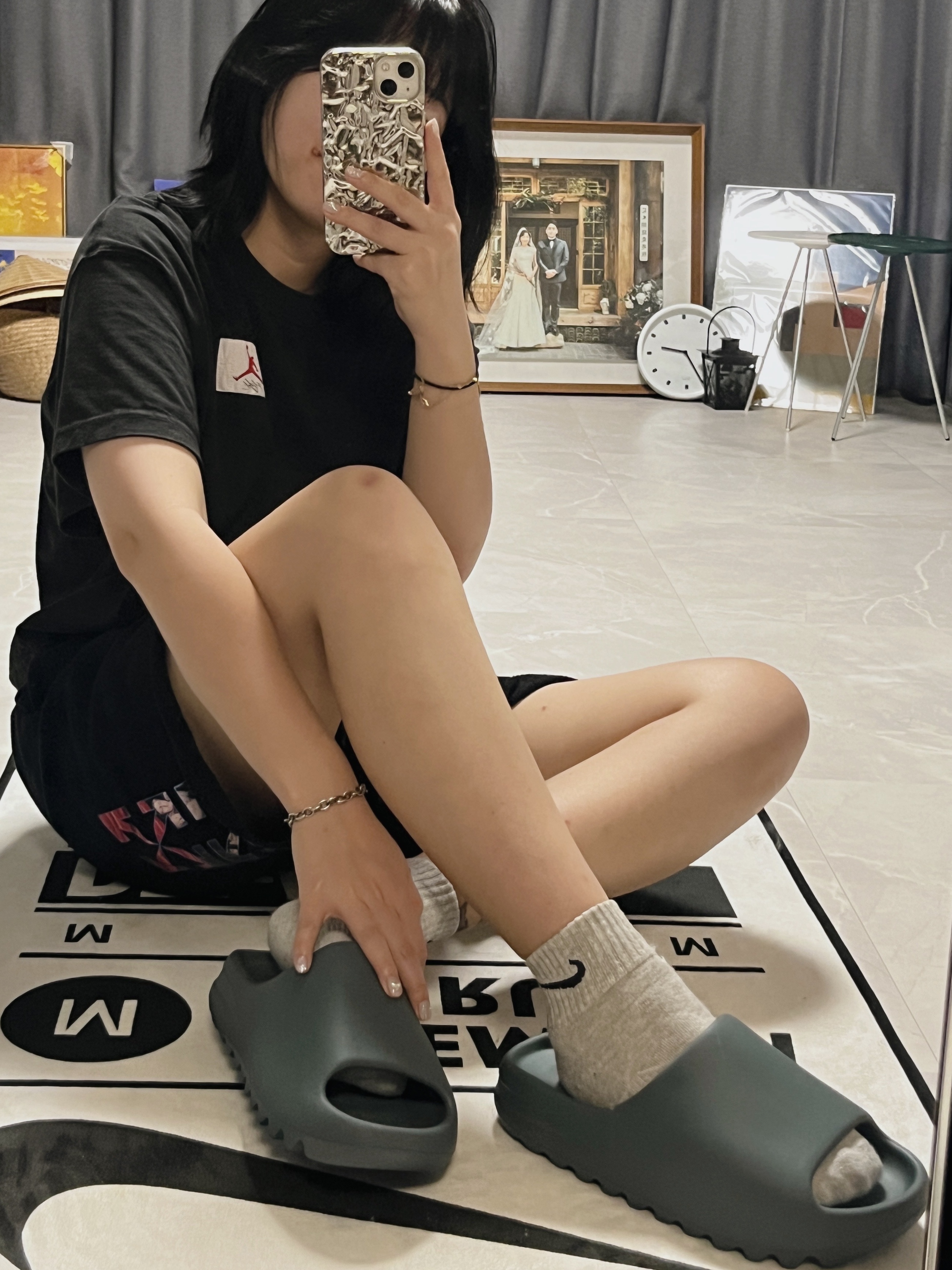 Adidas Yeezy Slide Slate Marine 착용 스타일 - 2