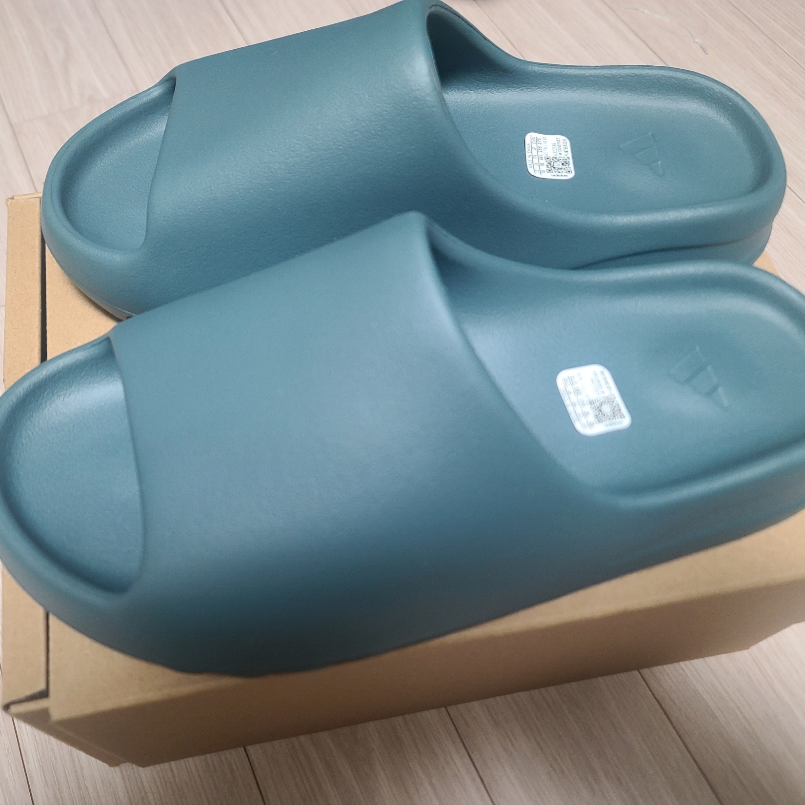 Adidas Yeezy Slide Slate Marine 착용 스타일 - 3