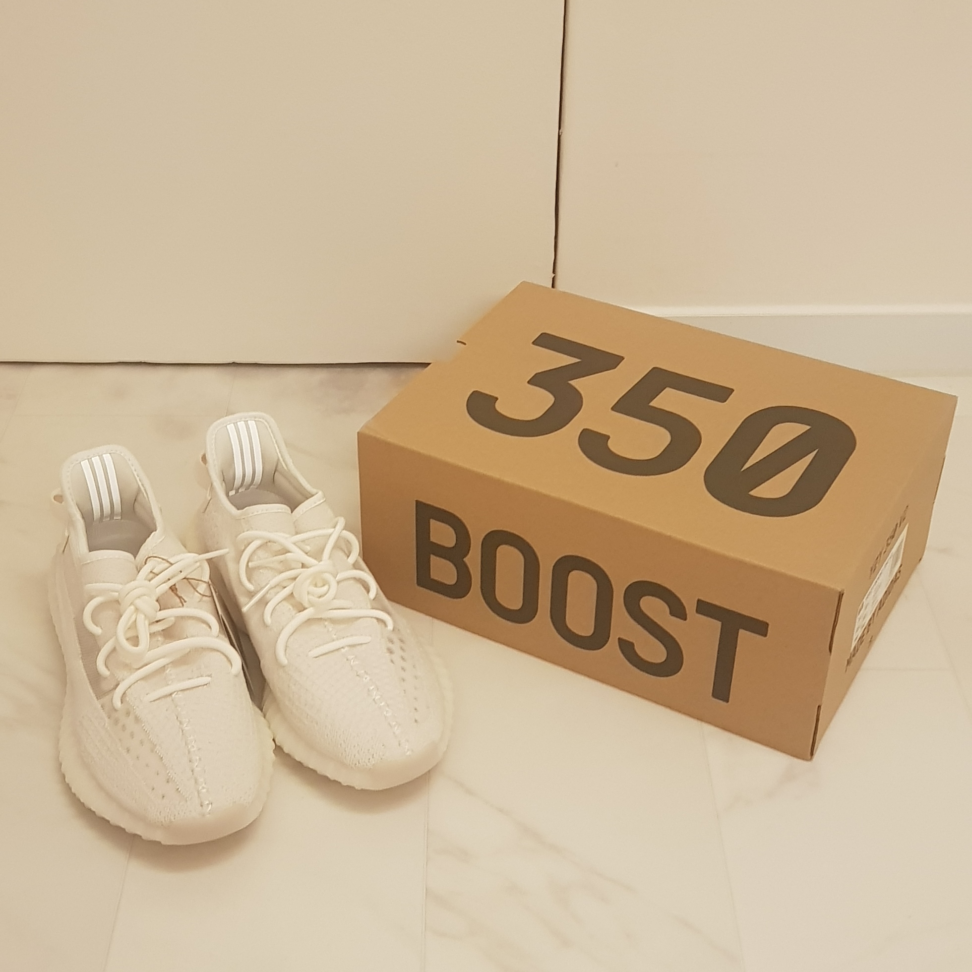 Adidas Yeezy Boost 350 V2 Bone 착용 스타일 - 1