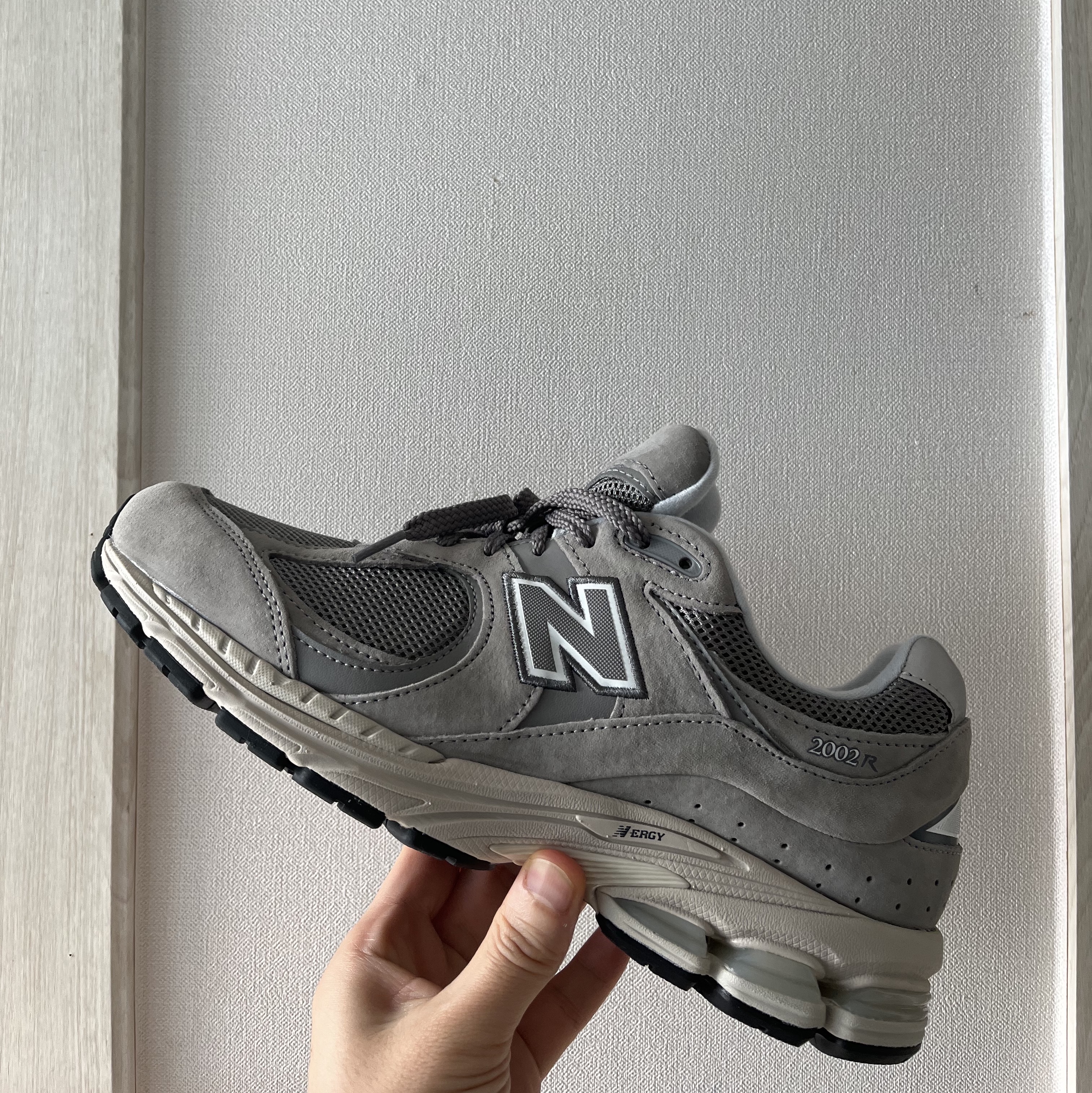 New Balance 2002R Grey 착용 스타일