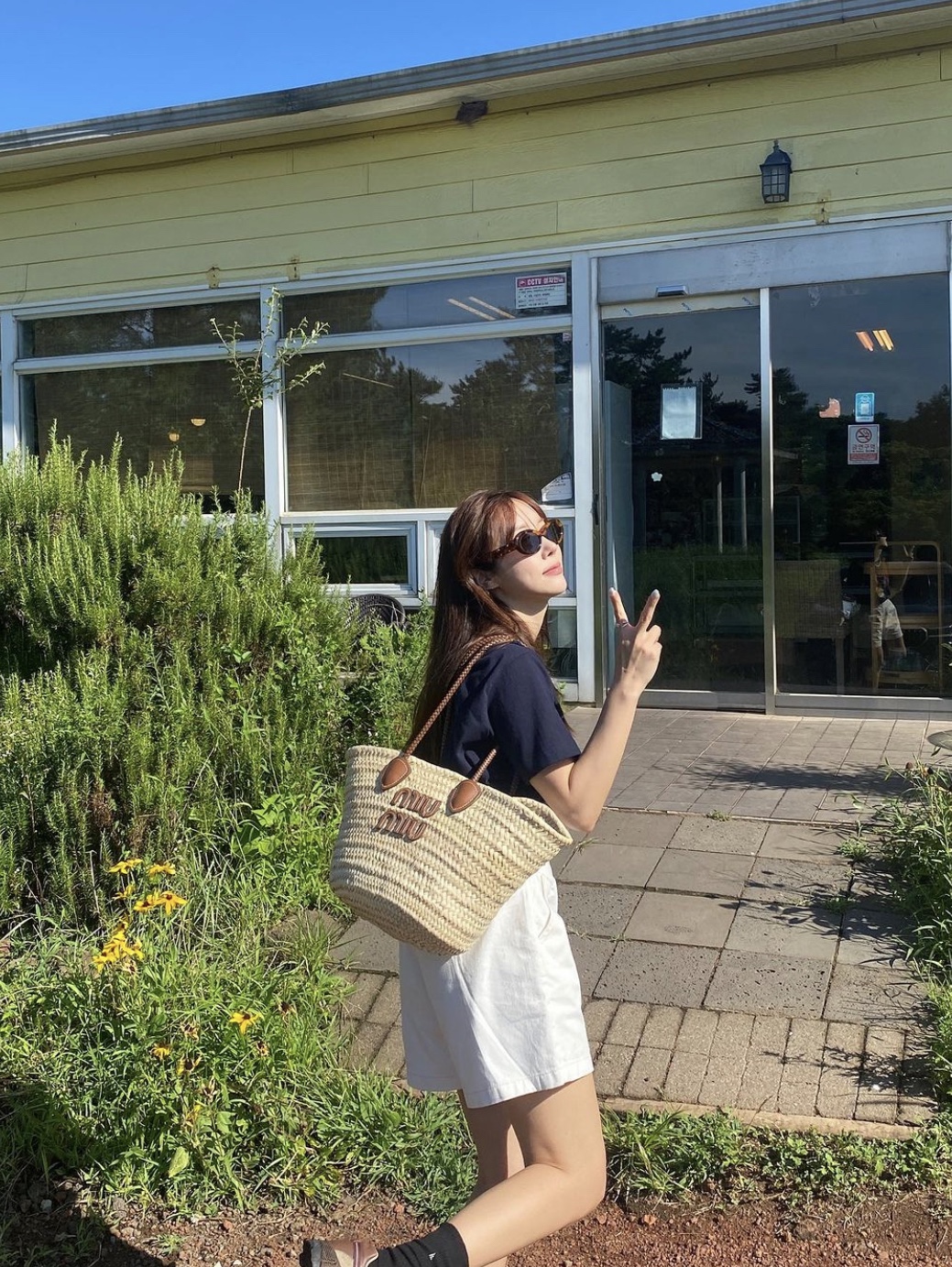 Miu Miu Palmetto Tote Bag Beige Cognac 착용 스타일