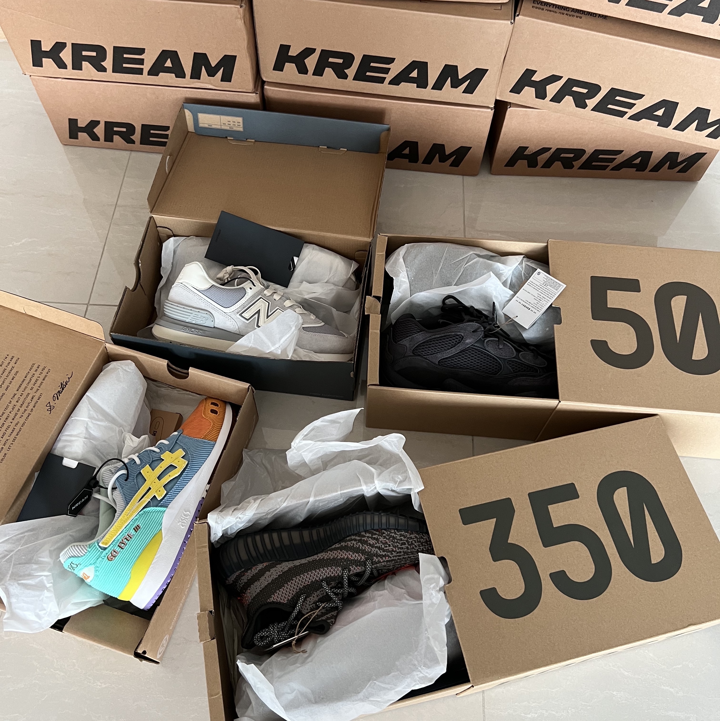 Asics x Atmos x Sean Wotherspoon Gel-Lyte III OG Corduroy, New Balance 574 Legacy Grey Sea Salt 착용 스타일