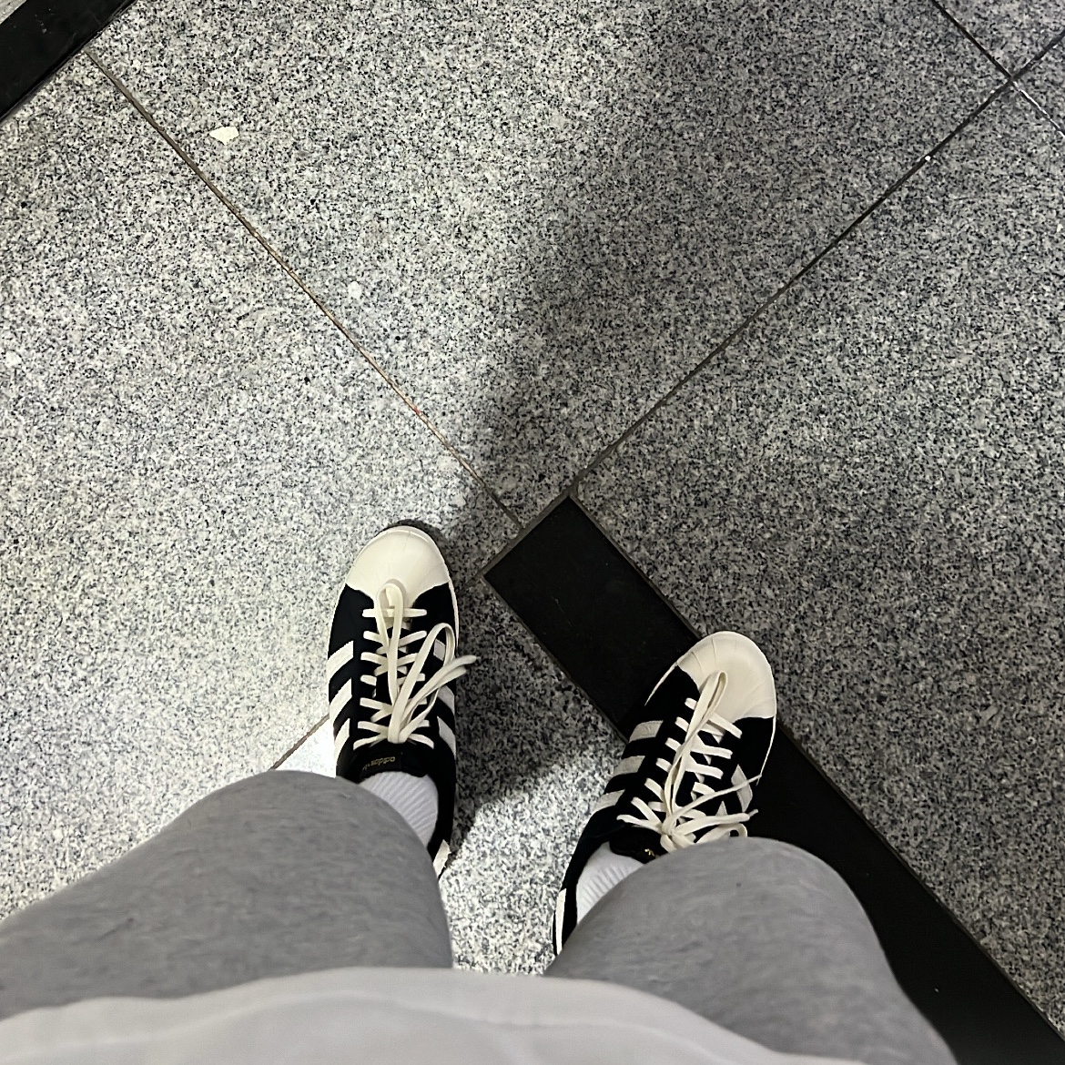 Adidas Superstar 82 Black White 착용 스타일