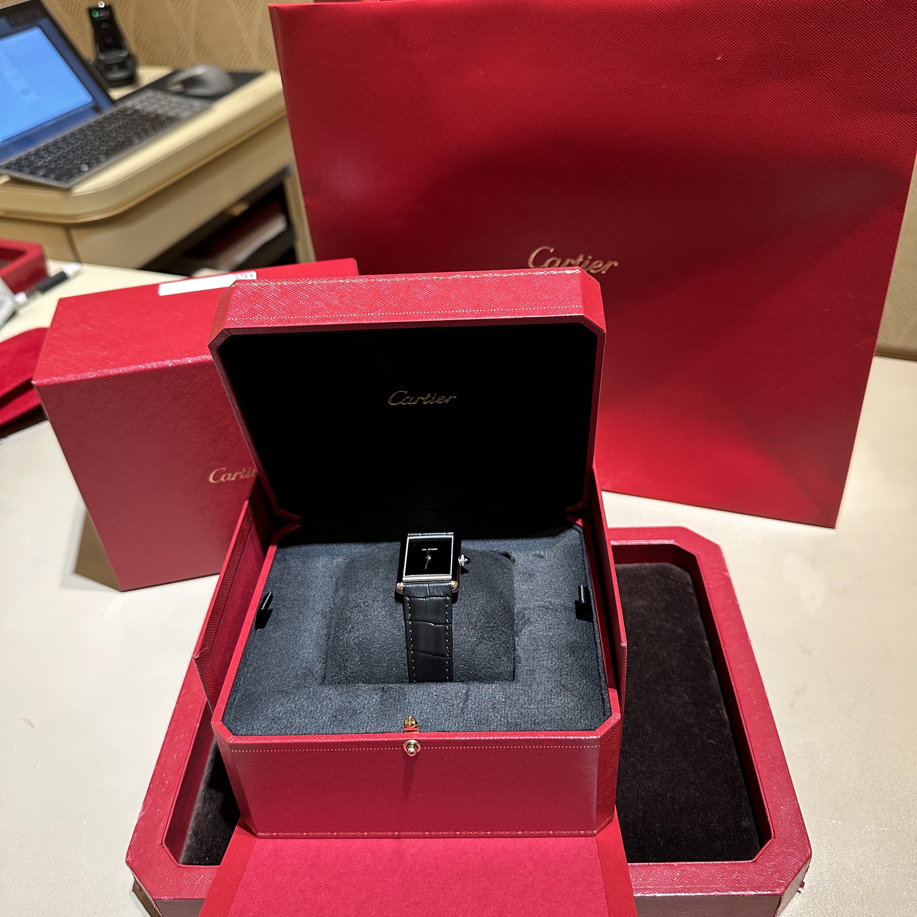 Cartier Tank Must Watch Large Quartz Steel Alligator Skin Black 착용 스타일