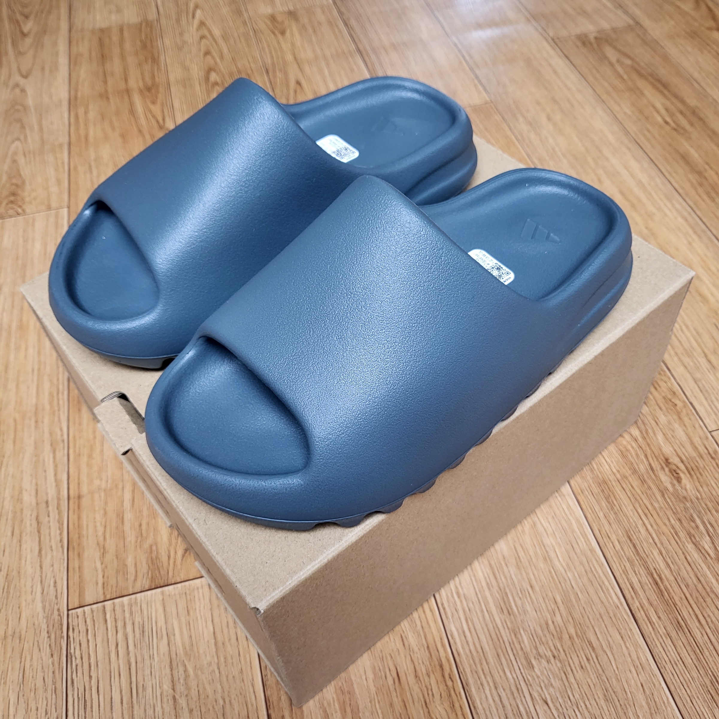 Adidas Yeezy Slide Slate Marine 착용 스타일 - 1