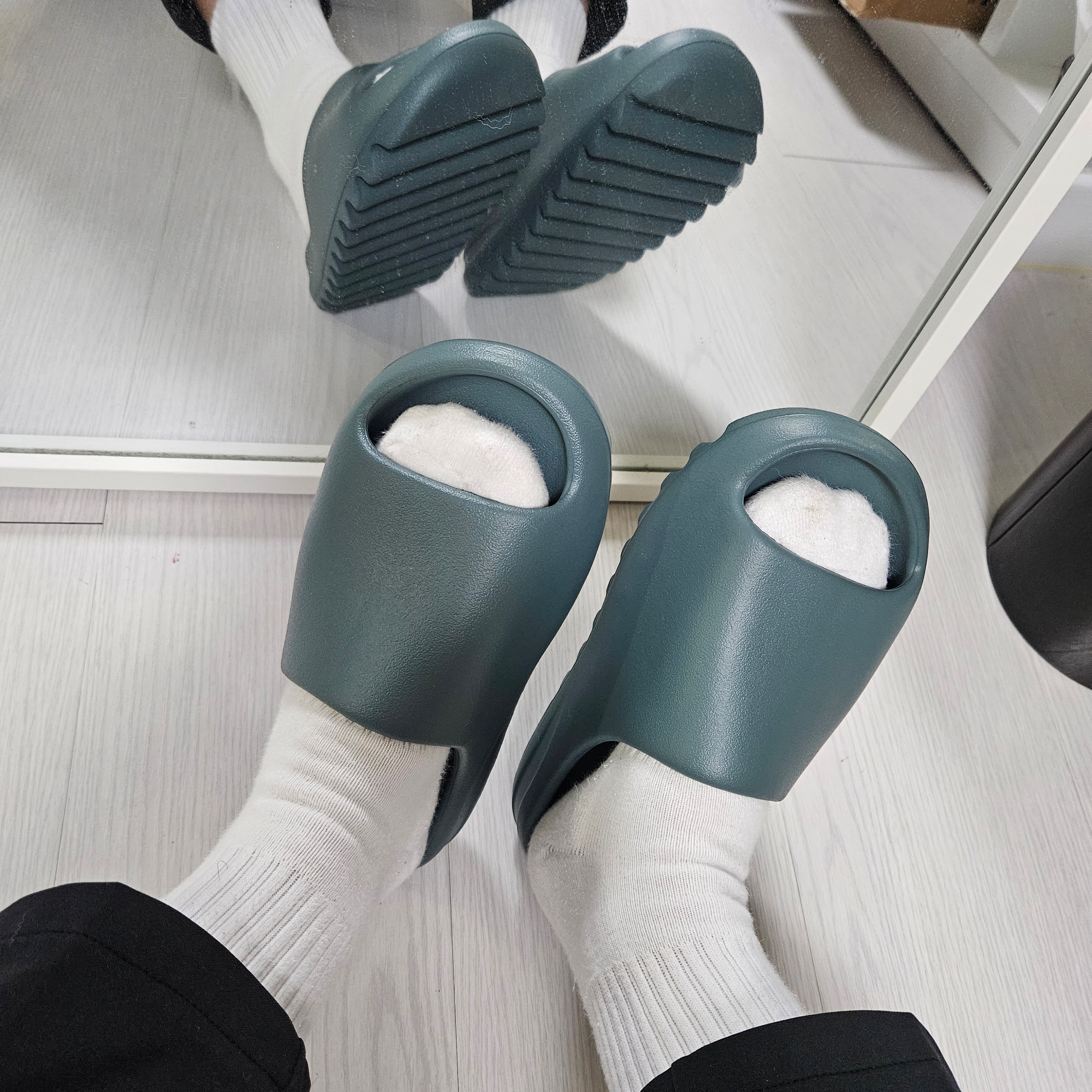 Adidas Yeezy Slide Slate Marine 착용 스타일 - 1