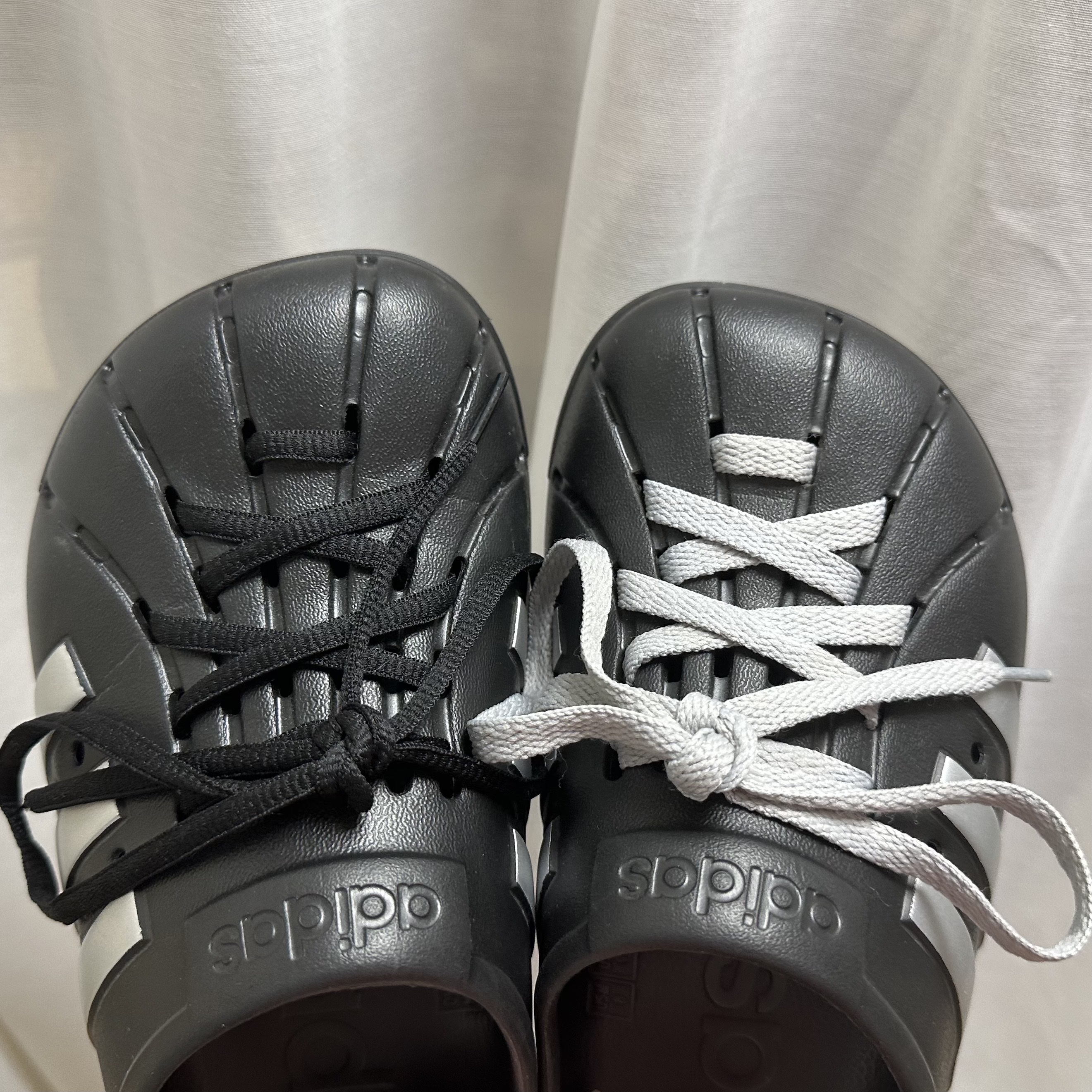 Adidas Adilette Clogs Core Black Silver Metallic 착용 스타일 - 2