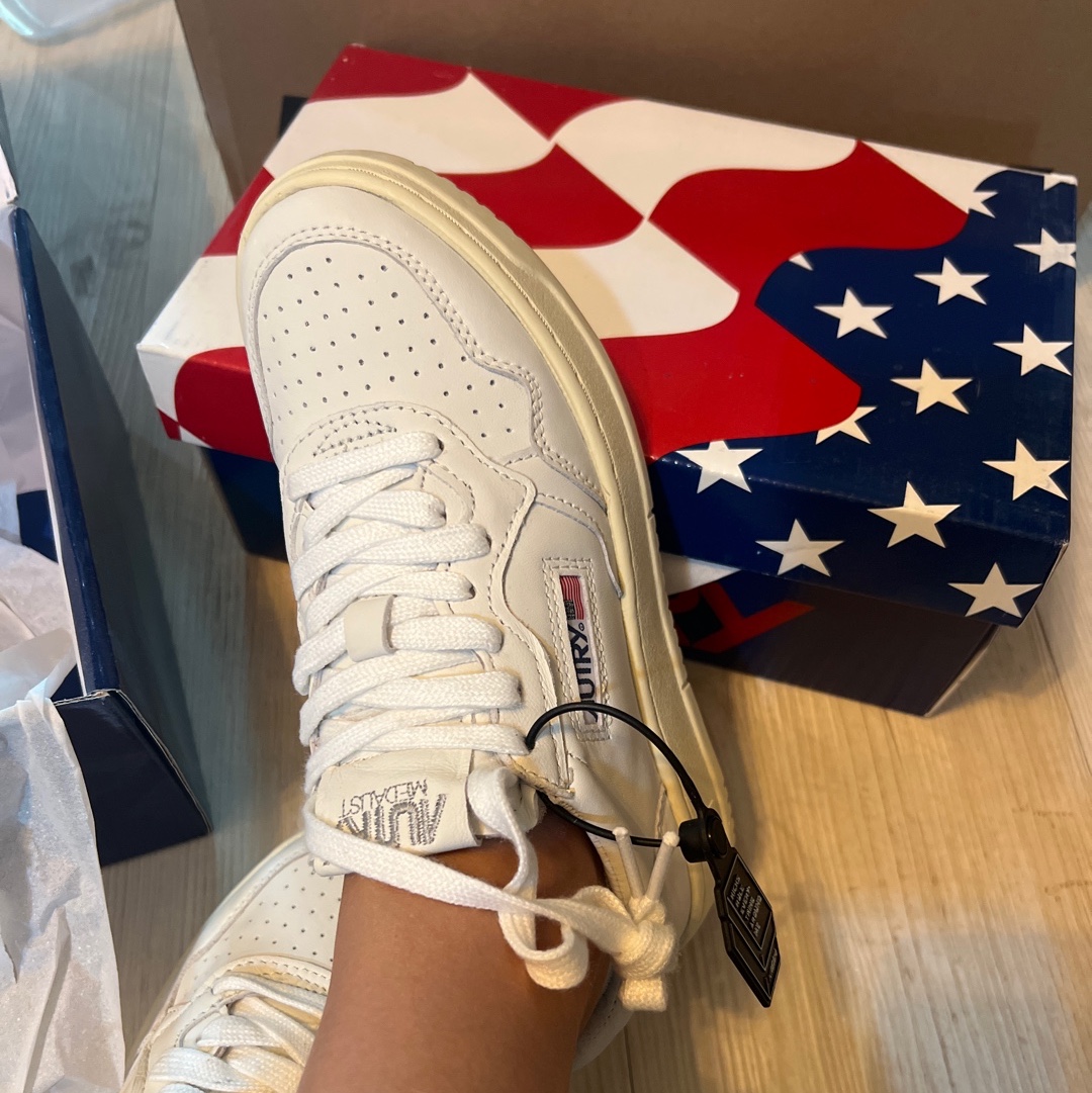 (W) Autry Medalist Low Goatskin Sneakers White 착용 스타일
