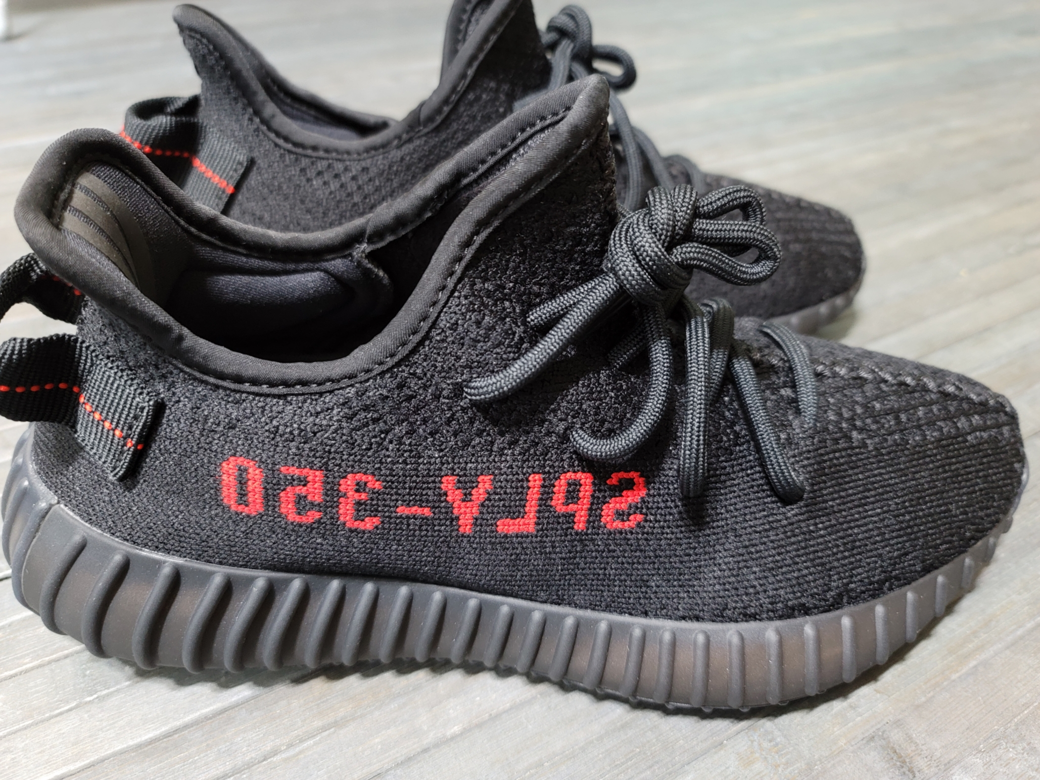 Adidas Yeezy Boost 350 V2 Black Red 2020 착용 스타일 - 4
