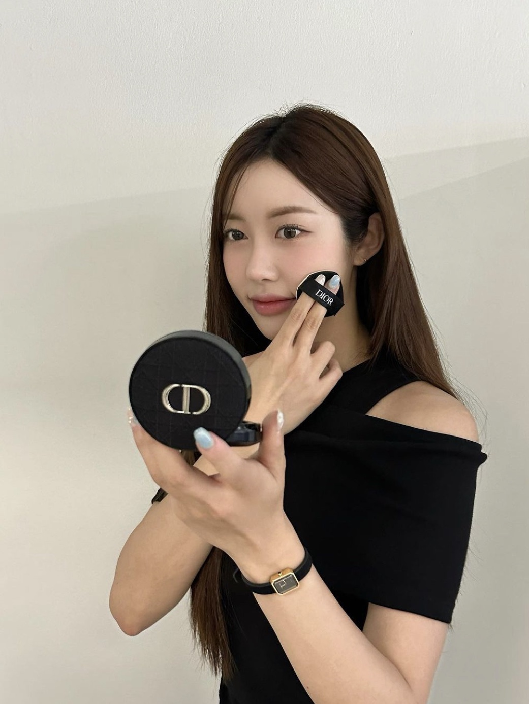 Chanel Premiere Ribbon Watch Black Lacquered Yellow Gold Titanium Black Rubber 착용 스타일