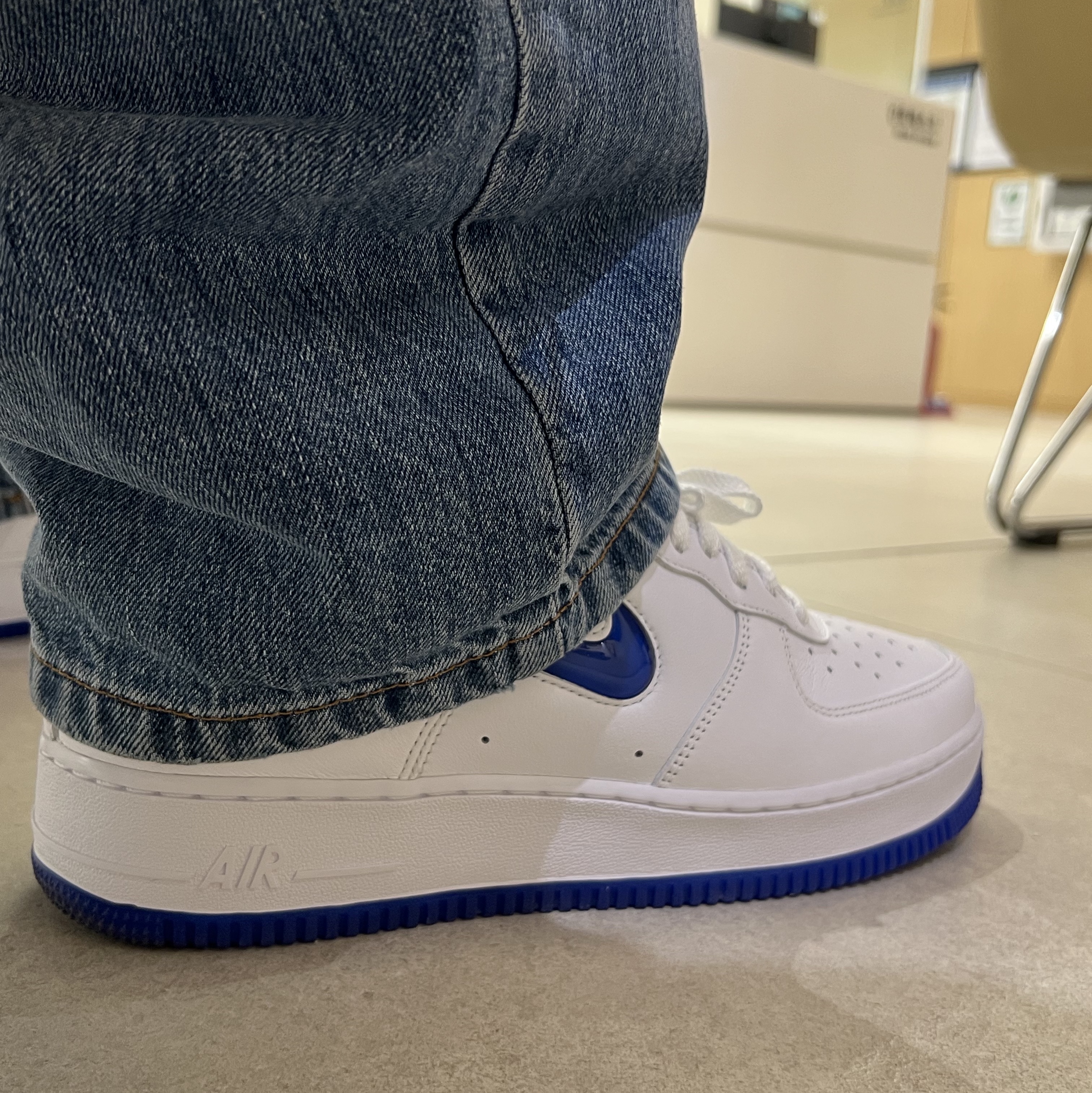Nike Air Force 1 Low Color of The Month White Hyper Royal 착용 스타일