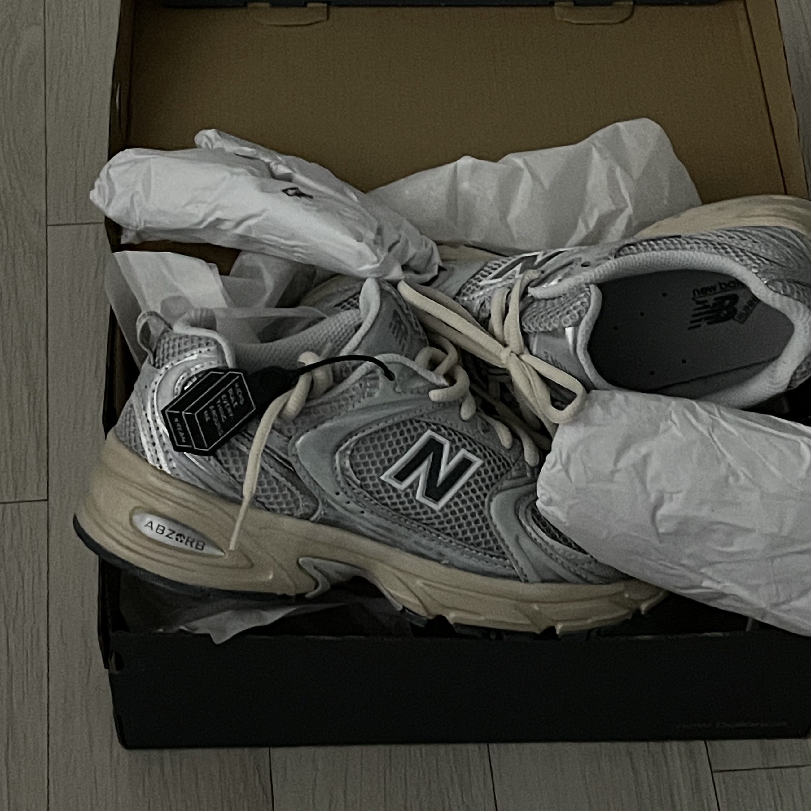 New Balance 530 Vintage Metallic Silver 착용 스타일