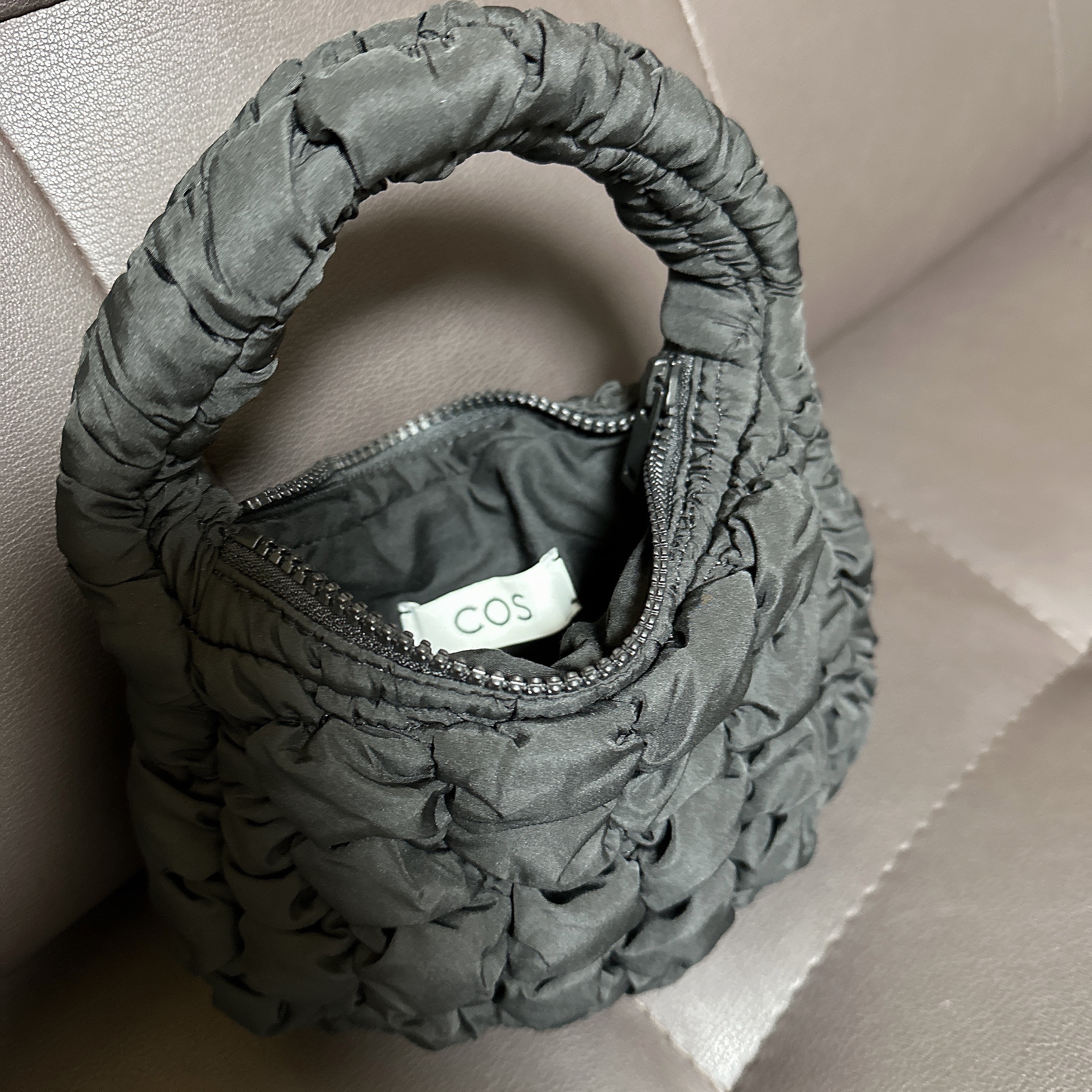 COS Quilted Micro Bag Black 착용 스타일