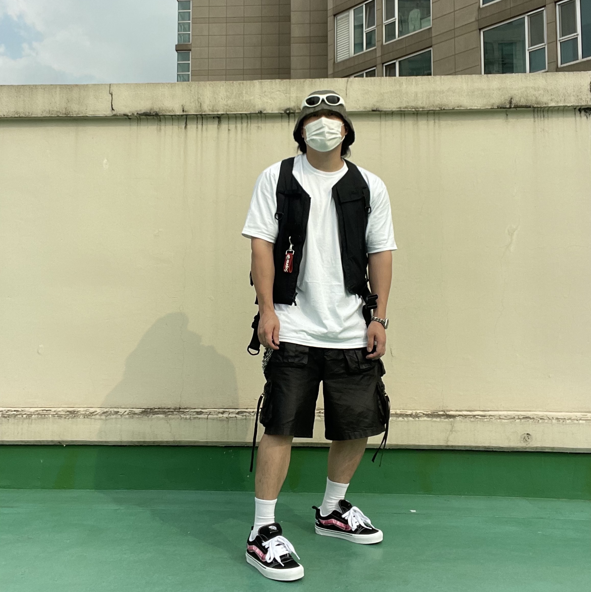 Vans x Peaches. Knu-Skool Black Pink, Undermycar Skal Multi Cargo Vintage Shorts Wren - 23SS 착용 스타일 - 5