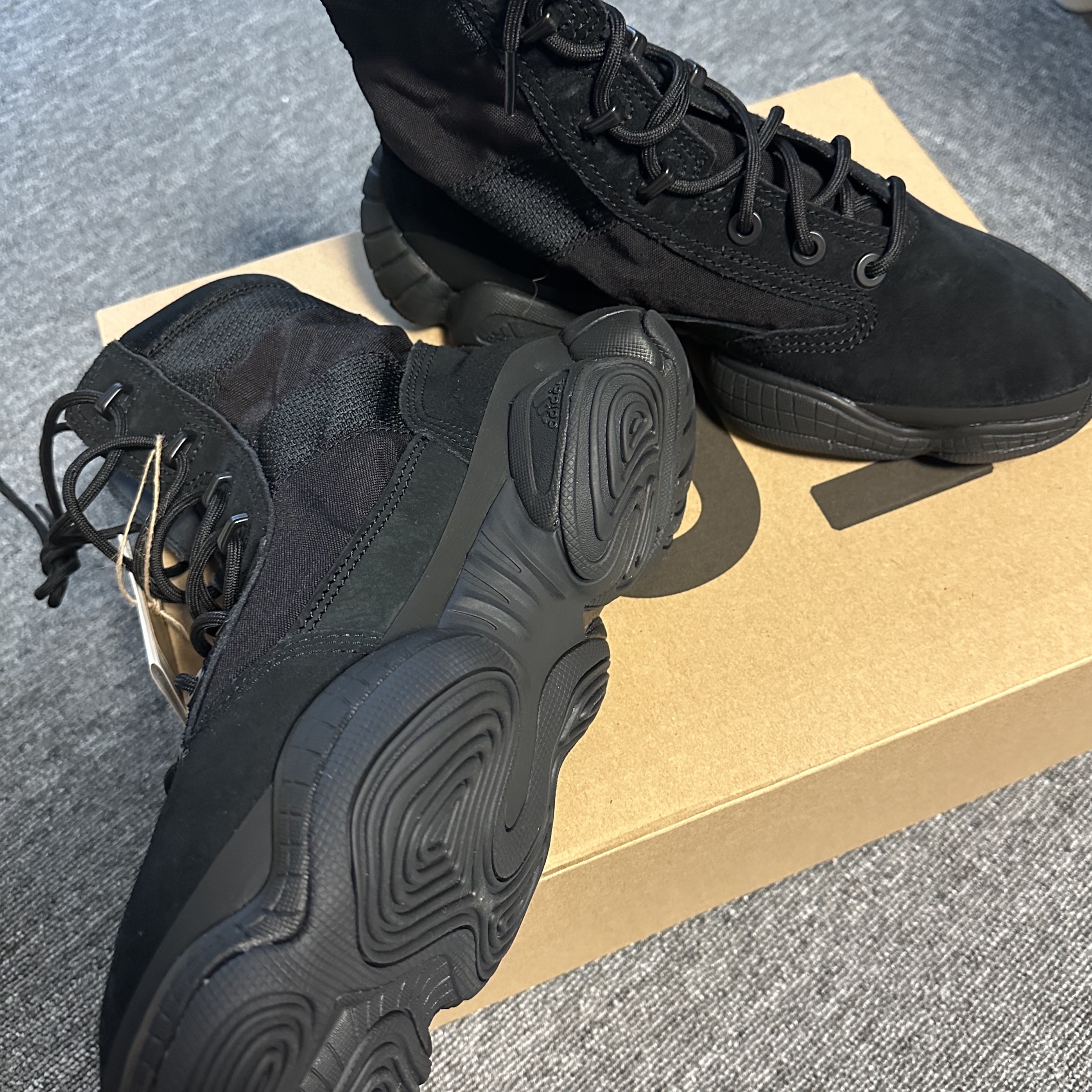 Adidas Yeezy 500 High Tactical Utility Black 착용 스타일