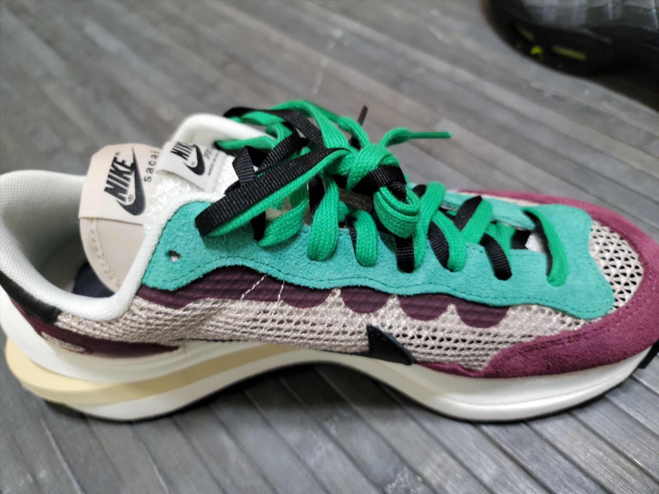 Nike x Sacai VaporWaffle String & Black Villain Red 착용 스타일 - 5