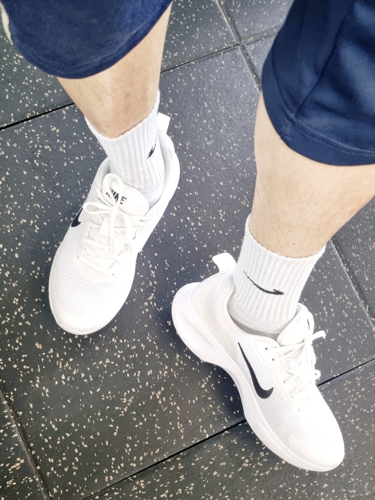 (W) Nike Wearallday White Black 착용 스타일 - 1