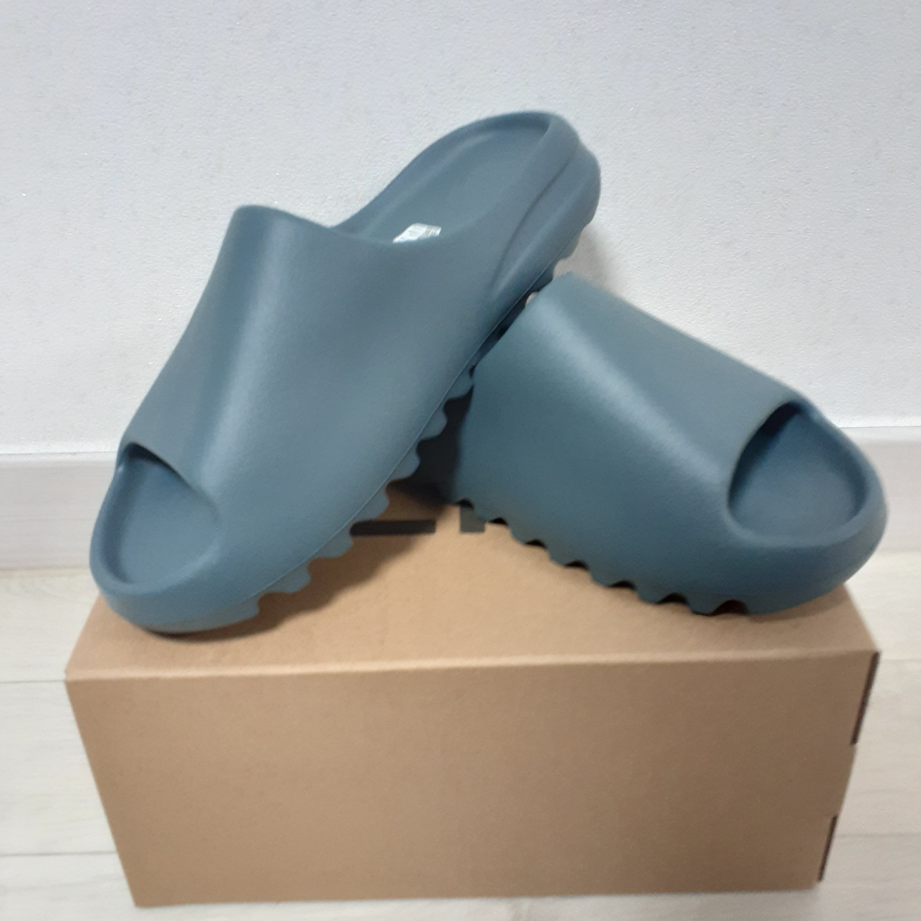 Adidas Yeezy Slide Slate Marine 착용 스타일