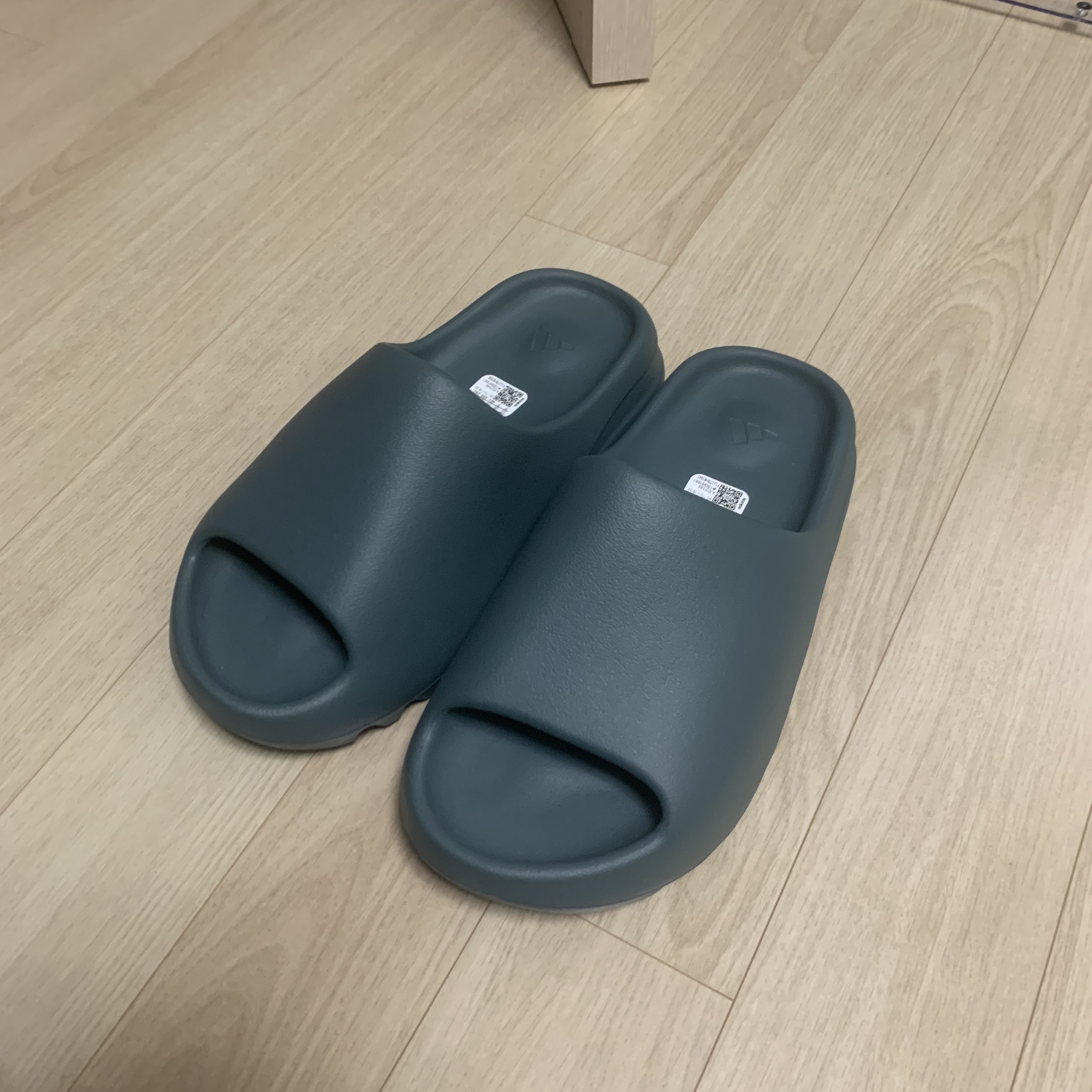 Adidas Yeezy Slide Slate Marine 착용 스타일 - 1