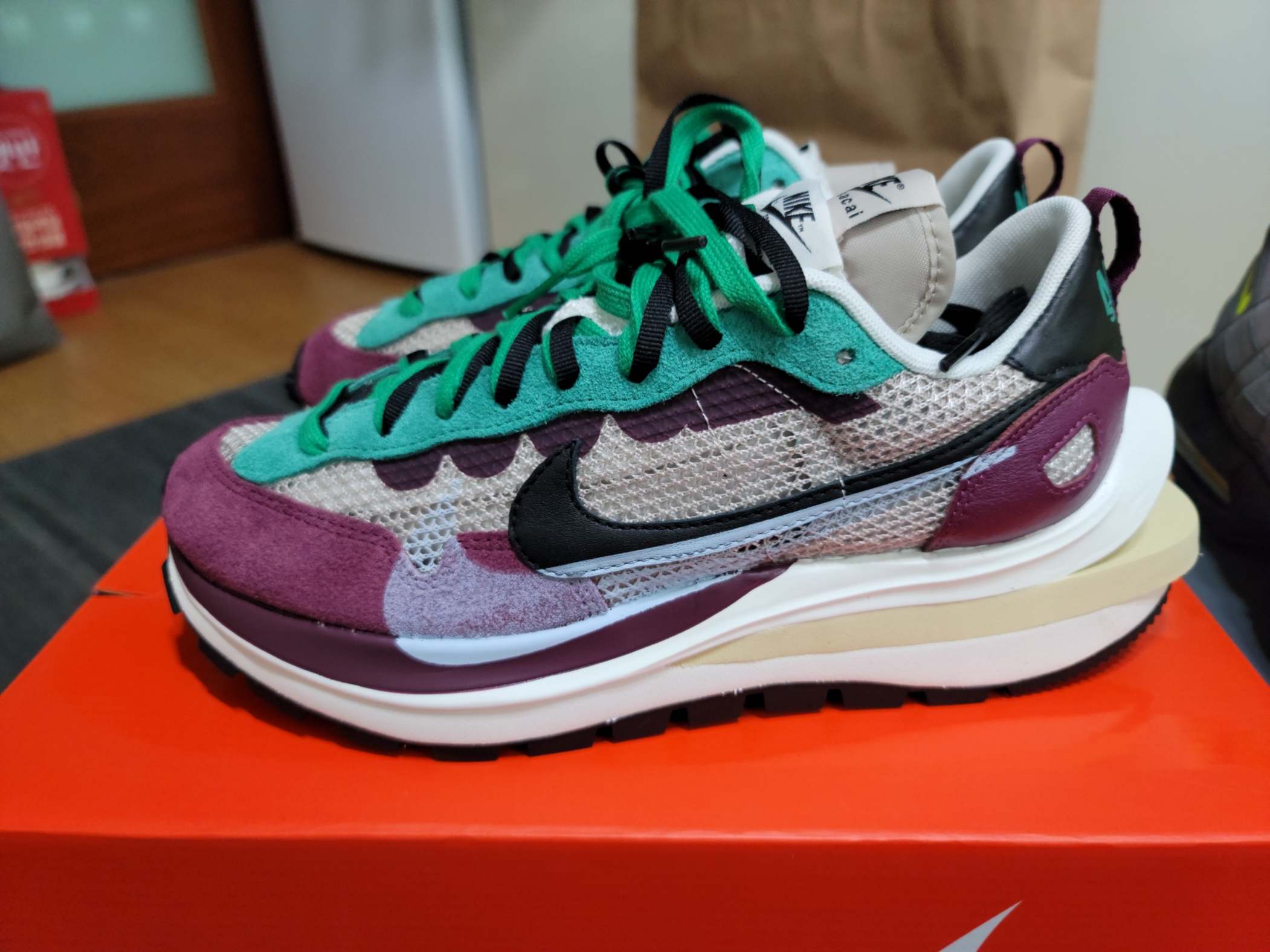 Nike x Sacai VaporWaffle String & Black Villain Red 착용 스타일 - 1
