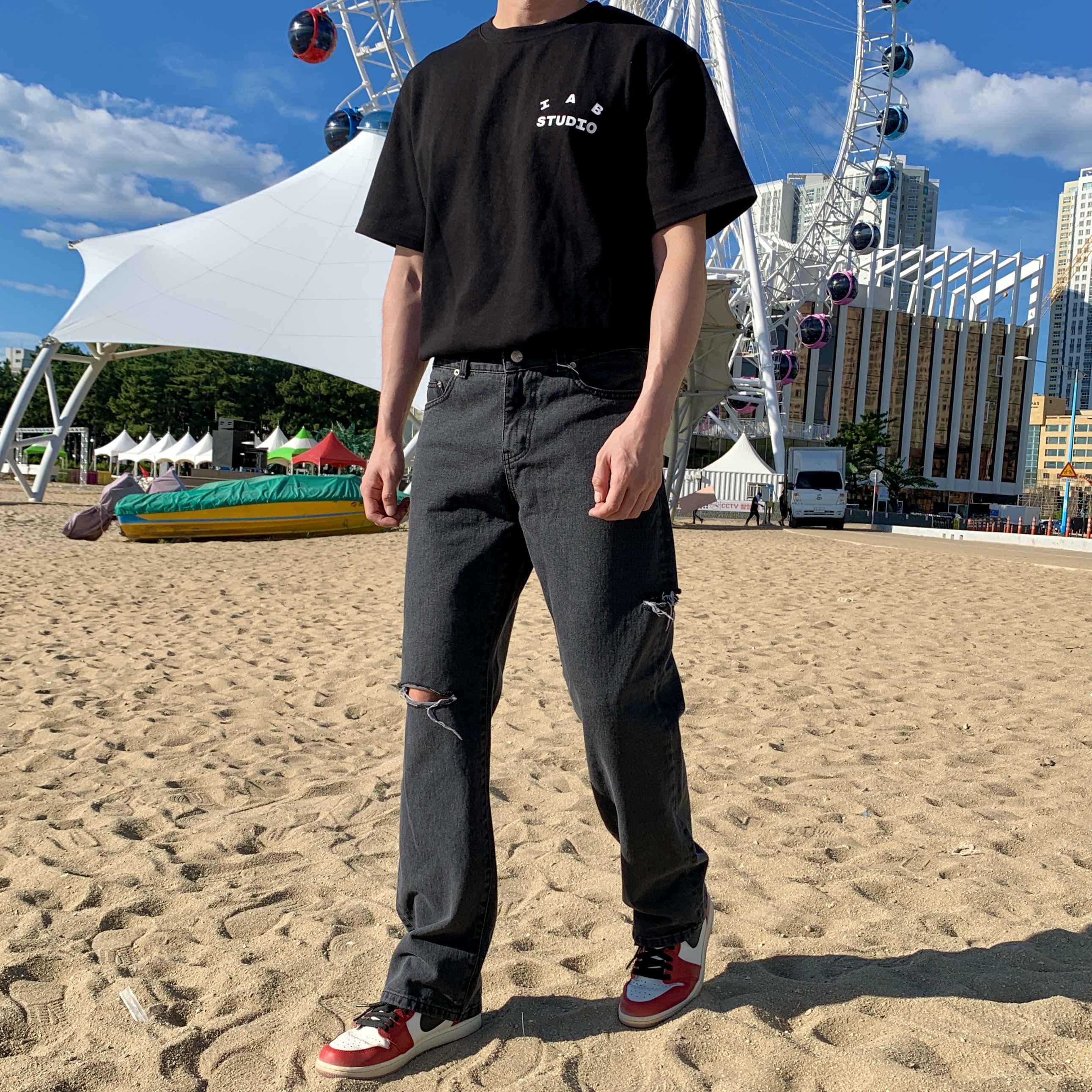 IAB Studio 10th Anniversary T-Shirts Pack White & Black (2 Pack), IAB Studio 10th Anniversary T-Shirt Black 착용 스타일 - 2